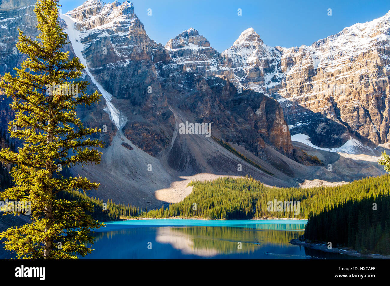 Moraine Lake, einem See im Banff National Park, im Tal der 10 Gipfel, Alberta, Kanada. Stockfoto
