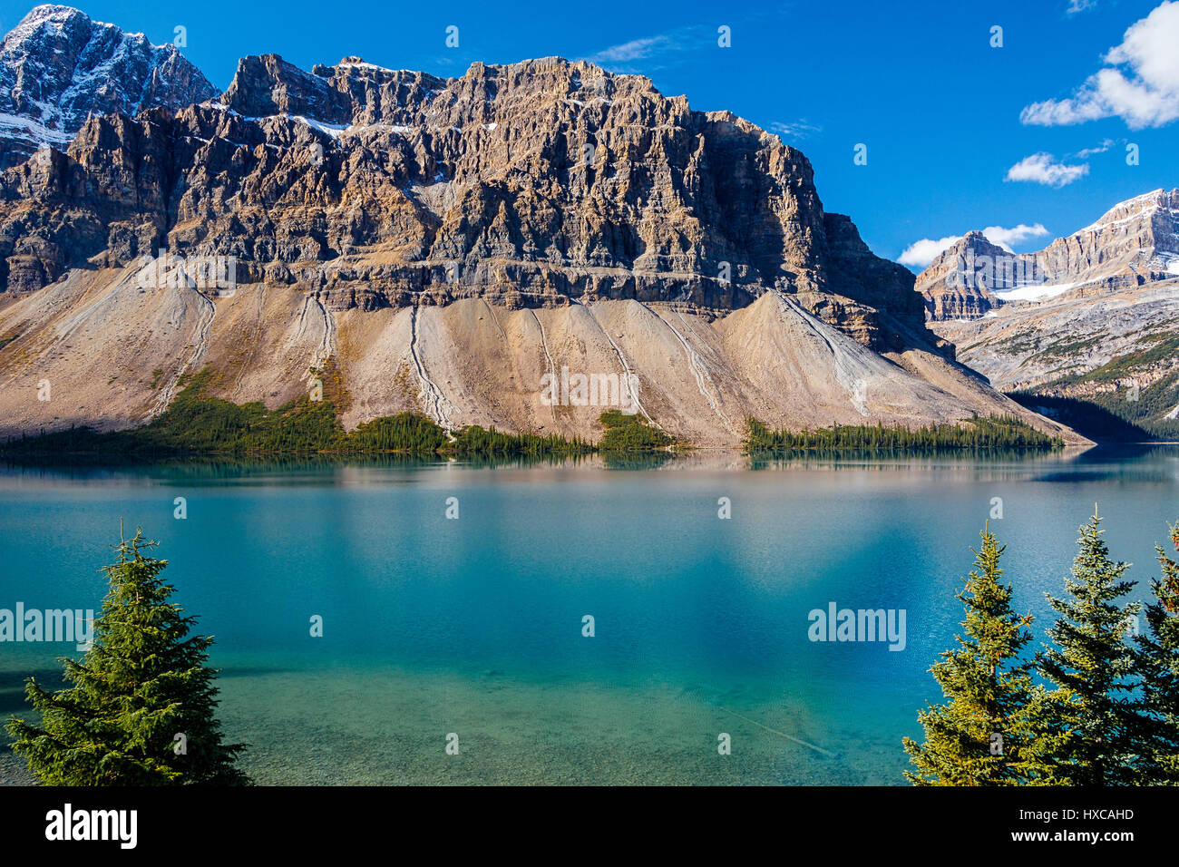 In Richtung Norden durch die Rockies am Bow Lake auf dem Icefields Parkway im Banff National Park in Richtung Jasper, Alberta, Kanada. Stockfoto