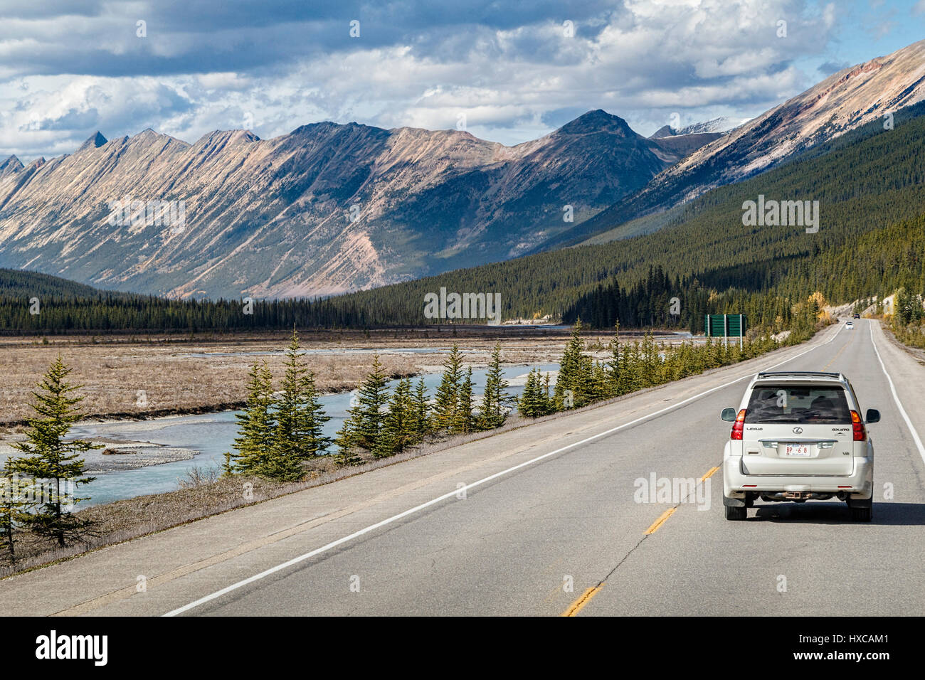 In Richtung Norden durch die Rockies auf dem Icefields Parkway im Banff National Park in Richtung Jasper, Alberta, Kanada. Stockfoto