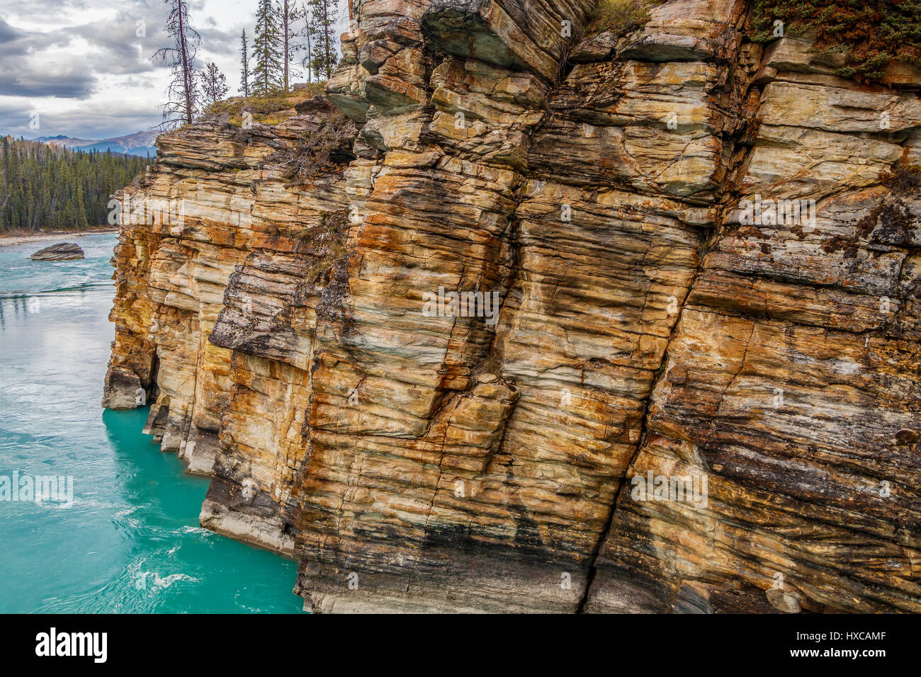 Die weicheren Sandstein und Limstone Wand der Athebasca fällt-Schlucht und Athebasca Fluss, Jasper Nationalpark, Alberta, Kanada. Stockfoto