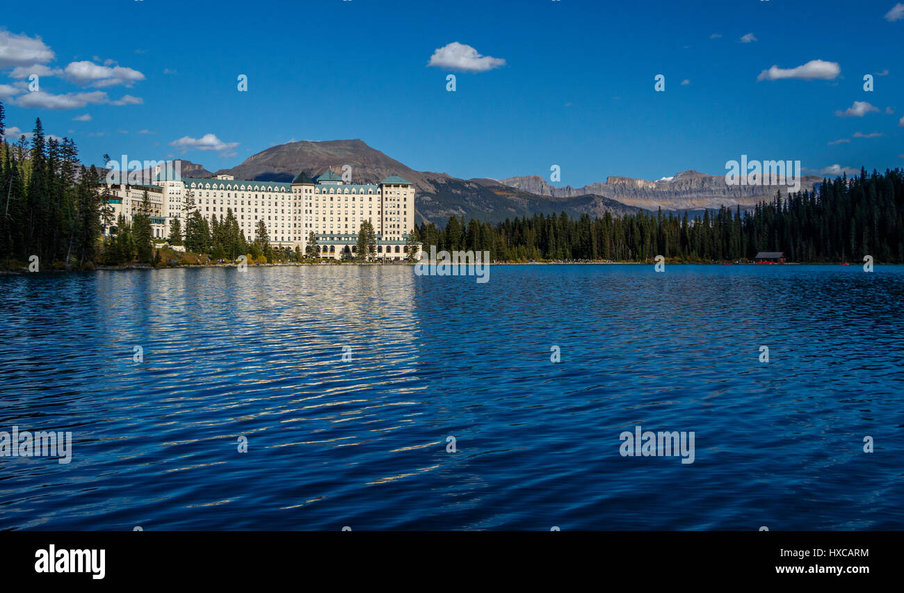 Blick auf das Hotel Fairmont Chateau Lake Louise, Alberta, Kanada. Stockfoto
