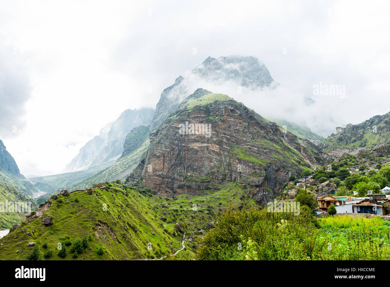 Blick auf den Berg im Nebel und Dorf am Mana, Uttarakhand, Indien Stockfoto