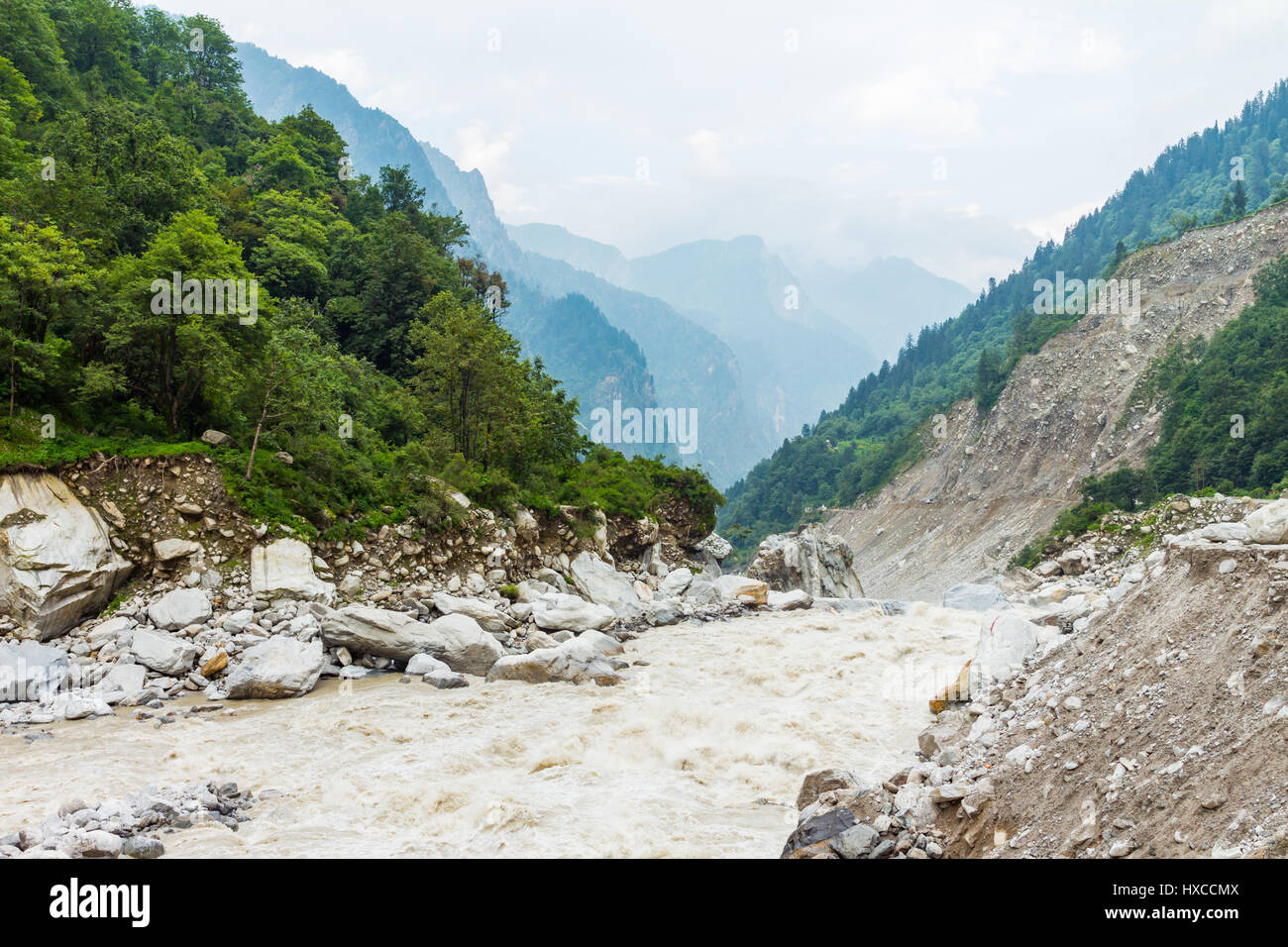 Blick auf Indian River und die Berge im Regen an Mana, Uttarakhand, Indien Stockfoto