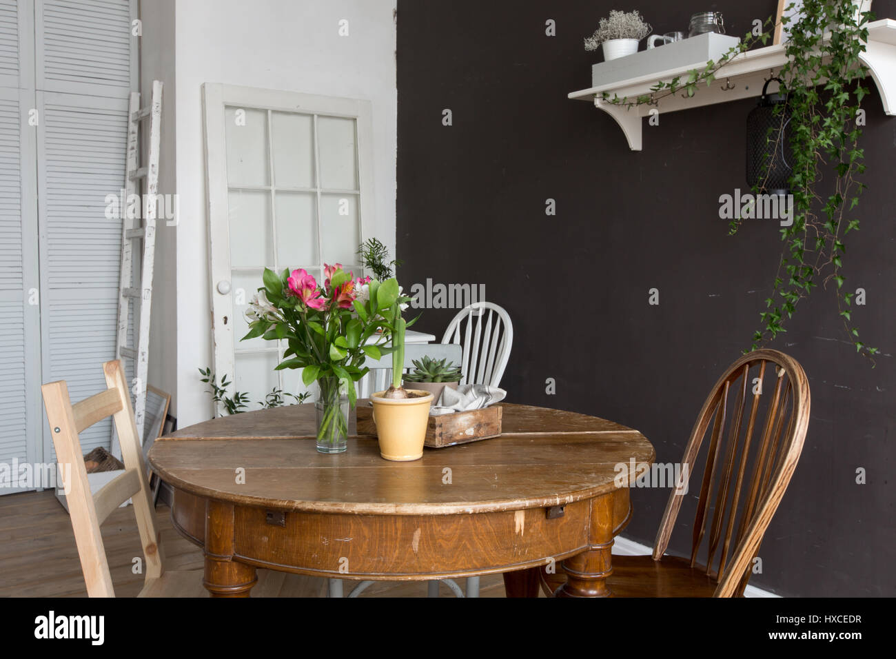 Innen ausgestattet mit Stuhl, Tisch mit Blumen Stockfoto