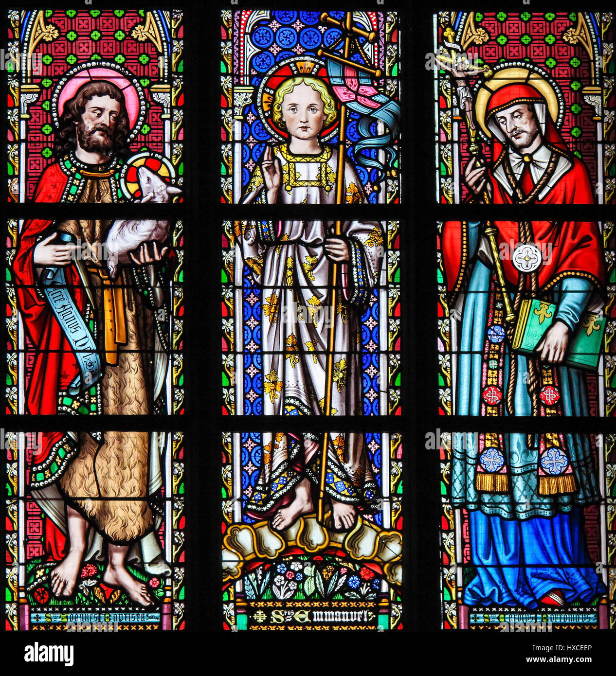 Glasfenster in der Kirche von unserer lieben Frau von Sablon in Brüssel, Belgien, Darstellung katholischen Heiligen Johannes der Täufer, Emmanuel und Carolus B Stockfoto