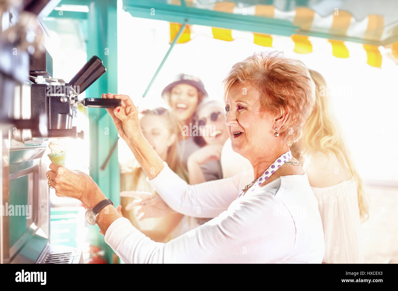 Lächelnd älterer weiblicher Unternehmer Eis zu essen Warenkorb dienen Stockfoto