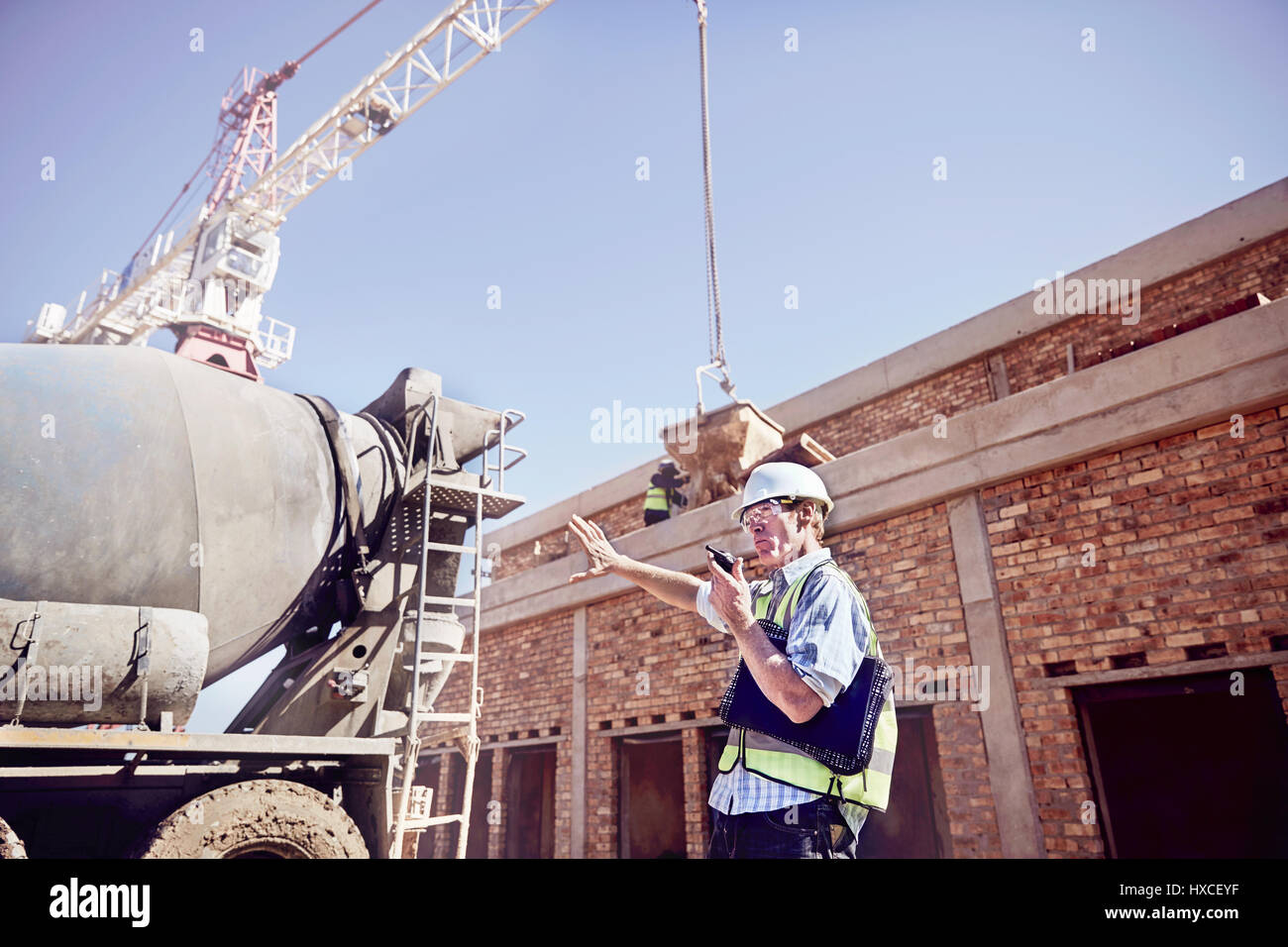 Bauarbeiter Foreman mit walkie-talkie am sonnigen Baustelle Stockfoto
