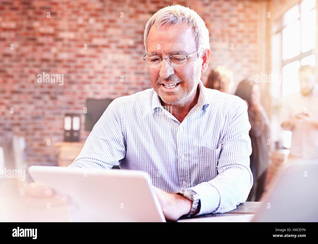 Lächelnde Geschäftsmann mit digital-Tablette in office Stockfoto