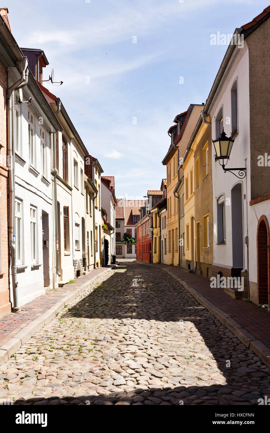 Schmale Seitengassen in der Altstadt der Hansestadt Wismar | Schmale Seitenstraßen in der alten Stadt Hanse Stadt Wismar |, Schmale Seitenga Stockfoto