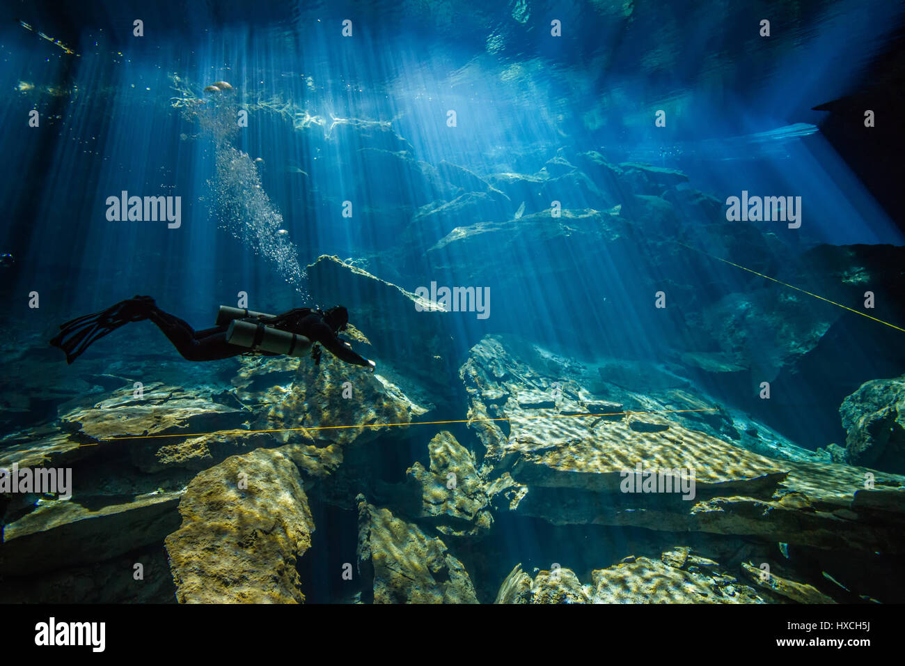 Ein technischer Taucher untersucht die unglaubliche, riesige Höhle eine unterirdische Cenote in der mexikanischen Halbinsel Yucatan Stockfoto