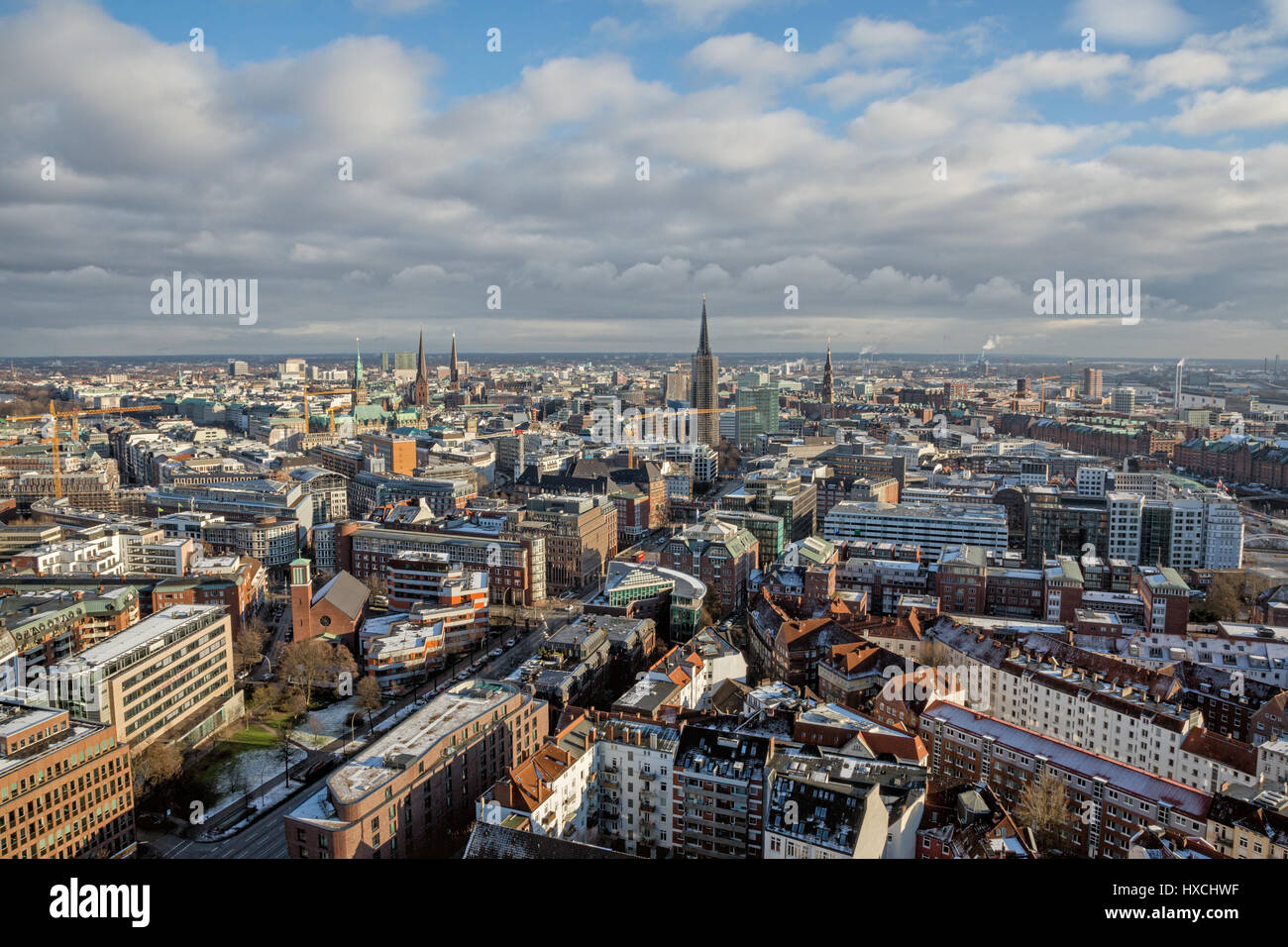 Hamburg (Deutschland) - Antenne urban Skyline vom Turm der St.-Michaelis-Kirche im Stadtteil Neustadt in Hamburg Stockfoto