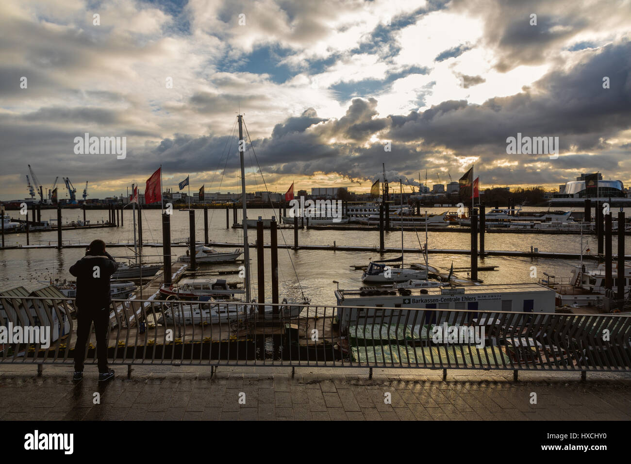 HAMBURG, Deutschland - 15. Januar 2017 - Baumwall Promenade befindet sich eine wunderschöne Terrasse an Elbe, Hanse Stadt Hamburg, Deutschland, Europa Stockfoto