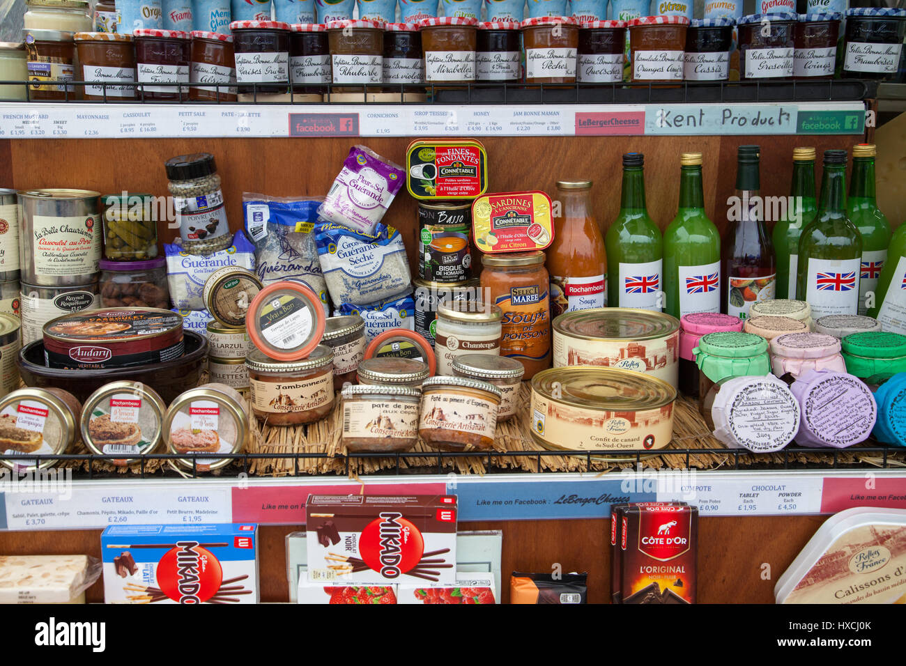 Hausgemachte Speisen Produkte auf einem Markt angezeigt, Stall, Rye, East Sussex, Großbritannien Stockfoto