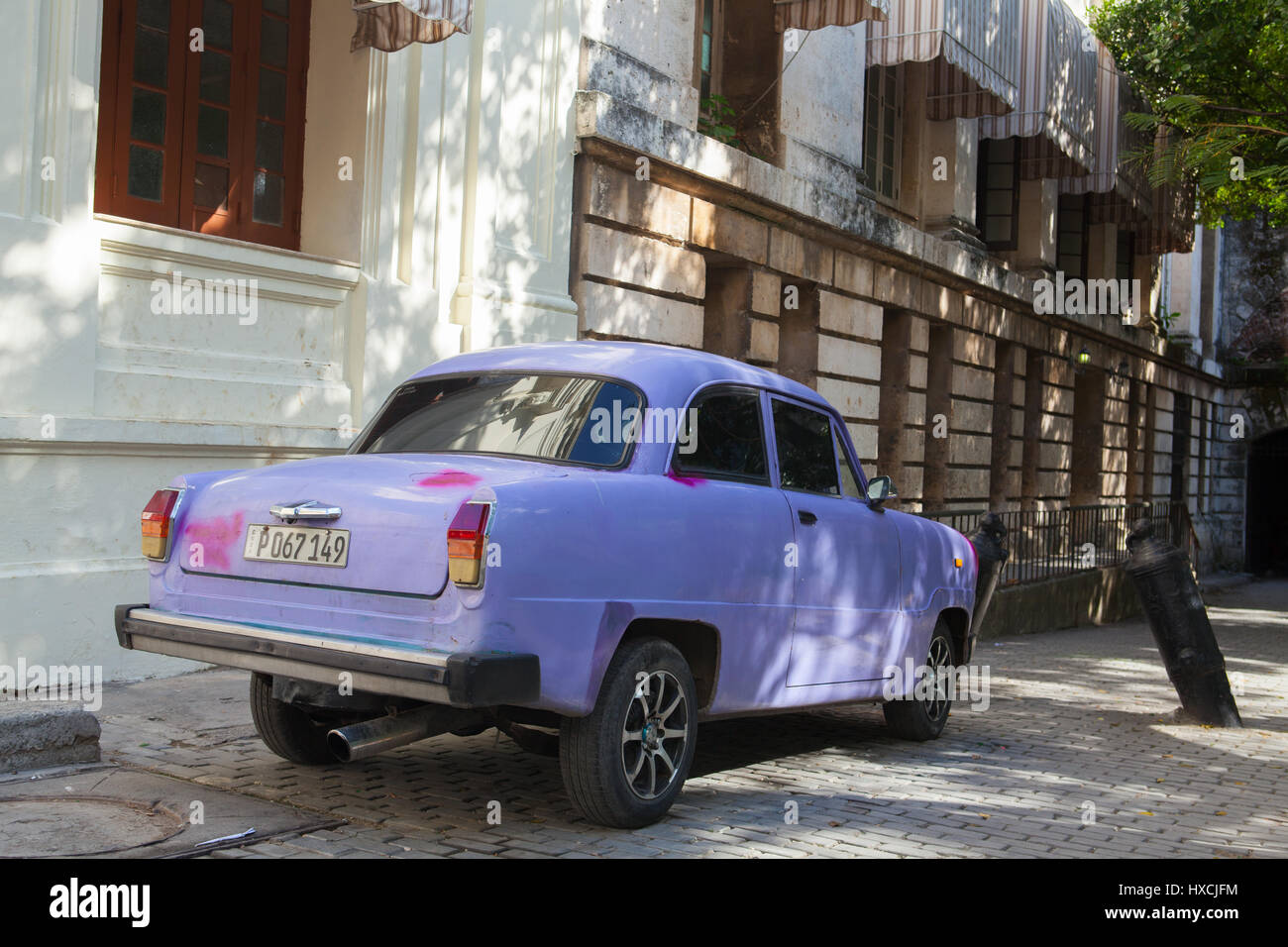 Havanna, Kuba - Februar 2,2017: alte amerikanische Autos auf der Straße Alt-Havanna, Cuba.Thousands dieser Fahrzeuge sind in Kuba noch gebräuchlich und werden sie haben ein Stockfoto