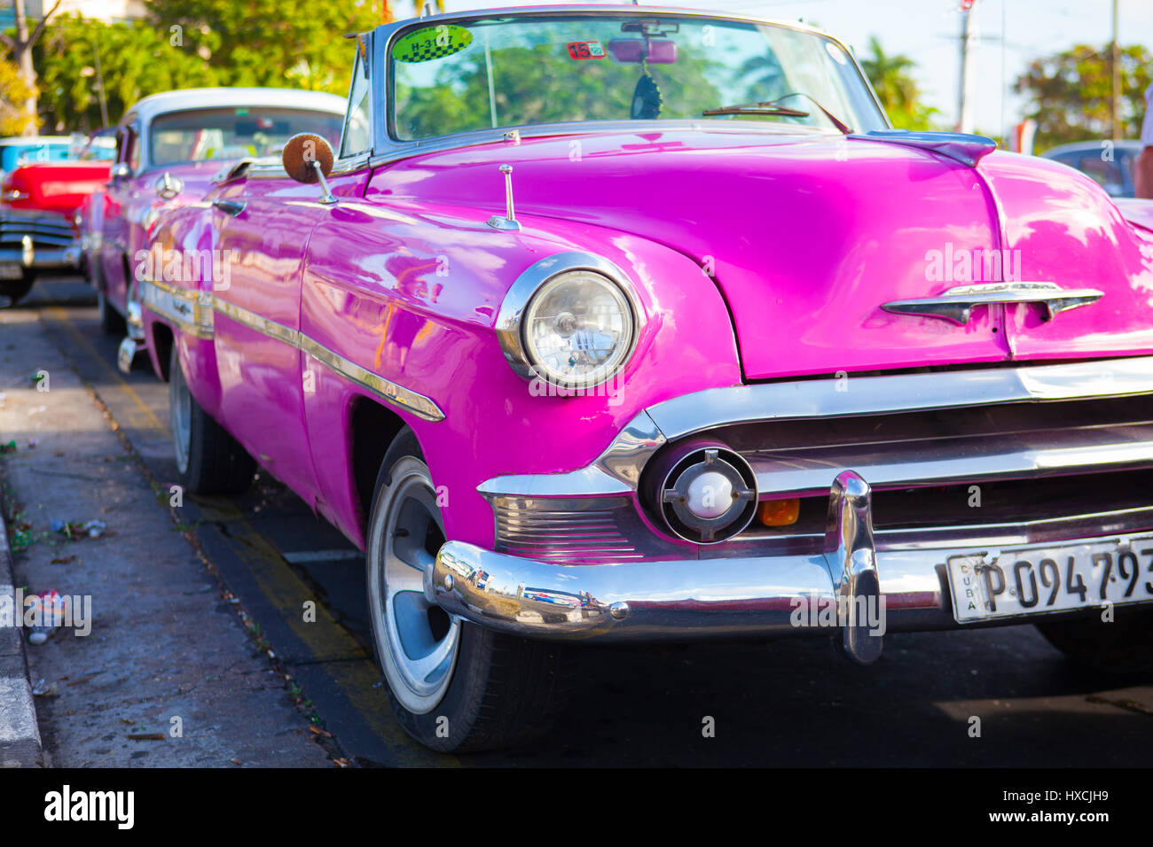 Havanna, Kuba - Januar 22,2017: alte amerikanische Autos auf der Straße Alt-Havanna, Cuba.Thousands dieser Fahrzeuge sind in Kuba noch gebräuchlich und werden sie haben ein Stockfoto