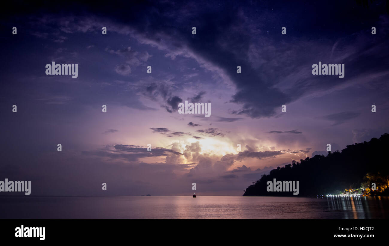 Eines Gewitters zu beleuchten, den nächtlichen Himmel in der Ferne von der ABC-Strand auf Tioman Island, Malaysia betrachtet. Stockfoto