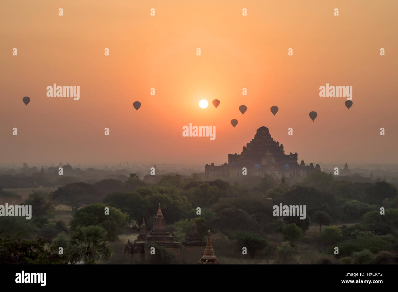 Heißluftballons bei Sonnenaufgang in Bagan-Tempel in Birma, Myanmar Stockfoto