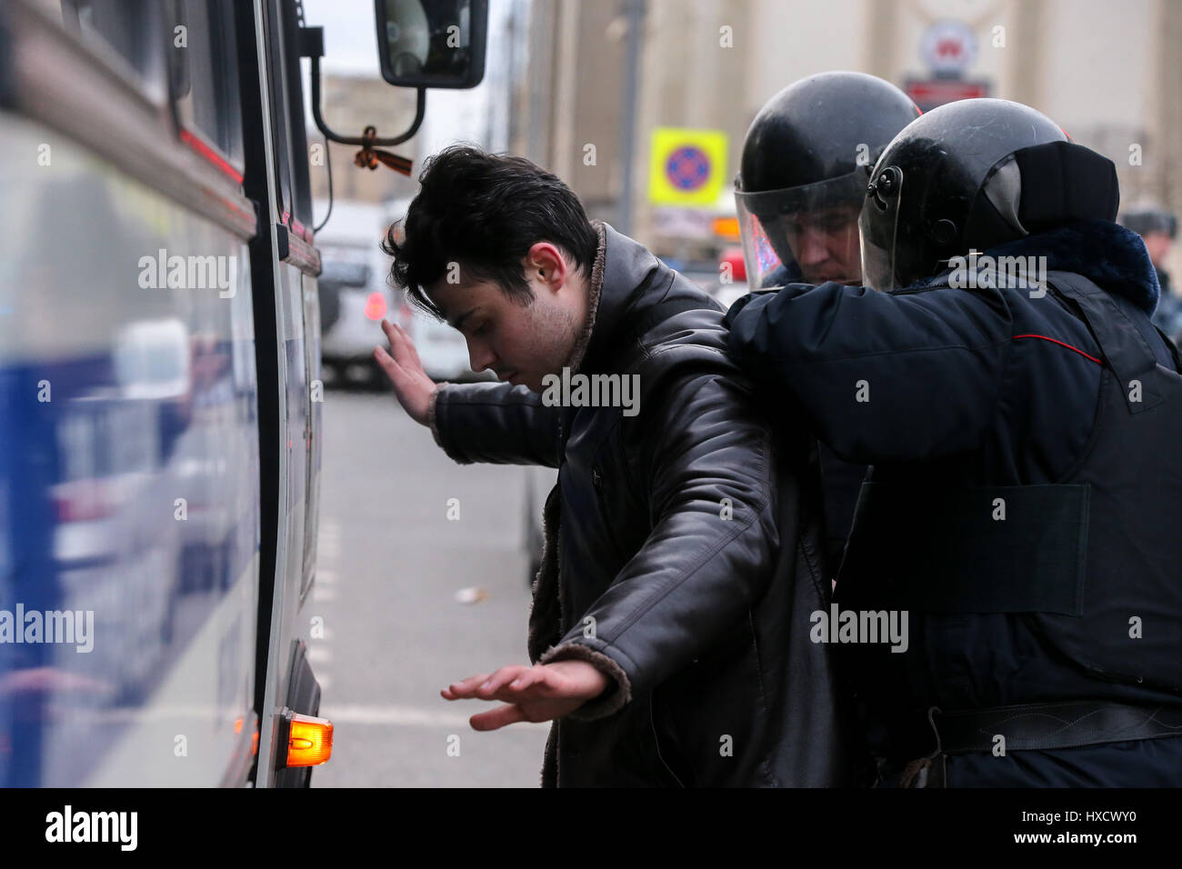 Moskau, Russland. 26. März 2017. Polizei verhaften Teilnehmerin russischen oppositionellen Aktivisten Alexei Navalny Anti-Korruptions-Rallye in Puschkin-Platz. Die Veranstaltung wurde von der Moskauer Regierung nicht autorisiert. Stockfoto