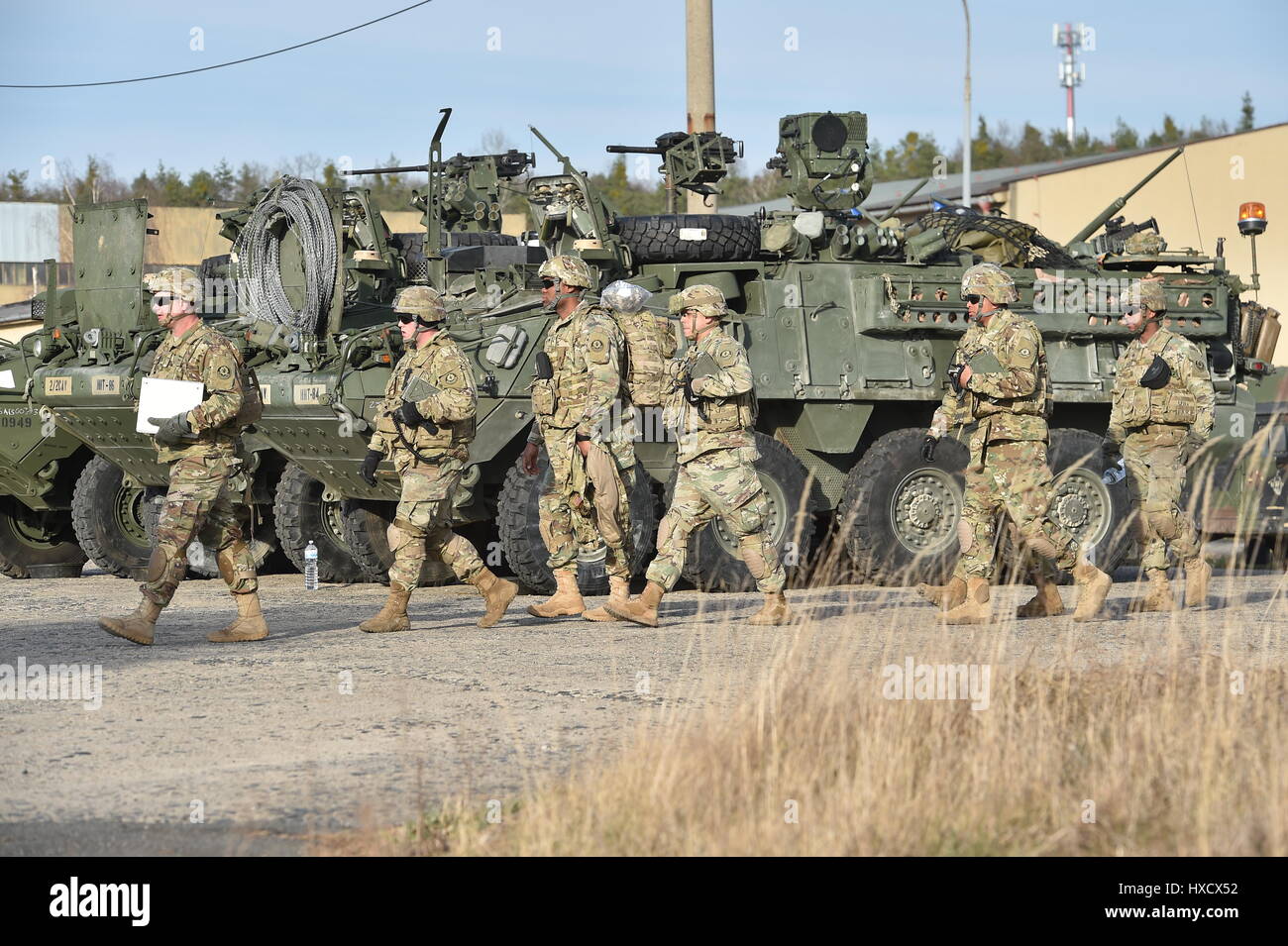 Brandys N.L. St. Boleslav, Tschechien. 25. März 2017. Erster Teil des amerikanisch-britische Militärkonvoi kam nach der Jaselska-Kaserne in Stara Boleslav, Mittelböhmen, Tschechien, wo die Soldaten die Nacht, 25. März 2017 verbringen würde. Bildnachweis: Radek Petrasek/CTK Foto/Alamy Live-Nachrichten Stockfoto