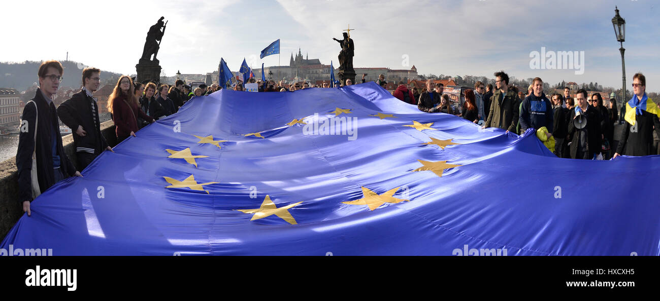 Prag, Tschechische Republik. 25. März 2017. Einige 100 Unterstützer der Europäischen Union nahm Teil am Marsch für Europa im Zentrum von Prag heute den 60. Jahrestag der Römischen Verträge, die eine der europäischen Integration Säulen erstellen. Der Marsch begann auf dem Petrin Aussichtsturm auf dem die Organisatoren gehängt einen riesigen zehn Meter hohen EU-Flagge für einige Minuten in Prag, Tschechische Republik, 25. März 2017. Bildnachweis: Vit Simanek/CTK Foto/Alamy Live-Nachrichten Stockfoto