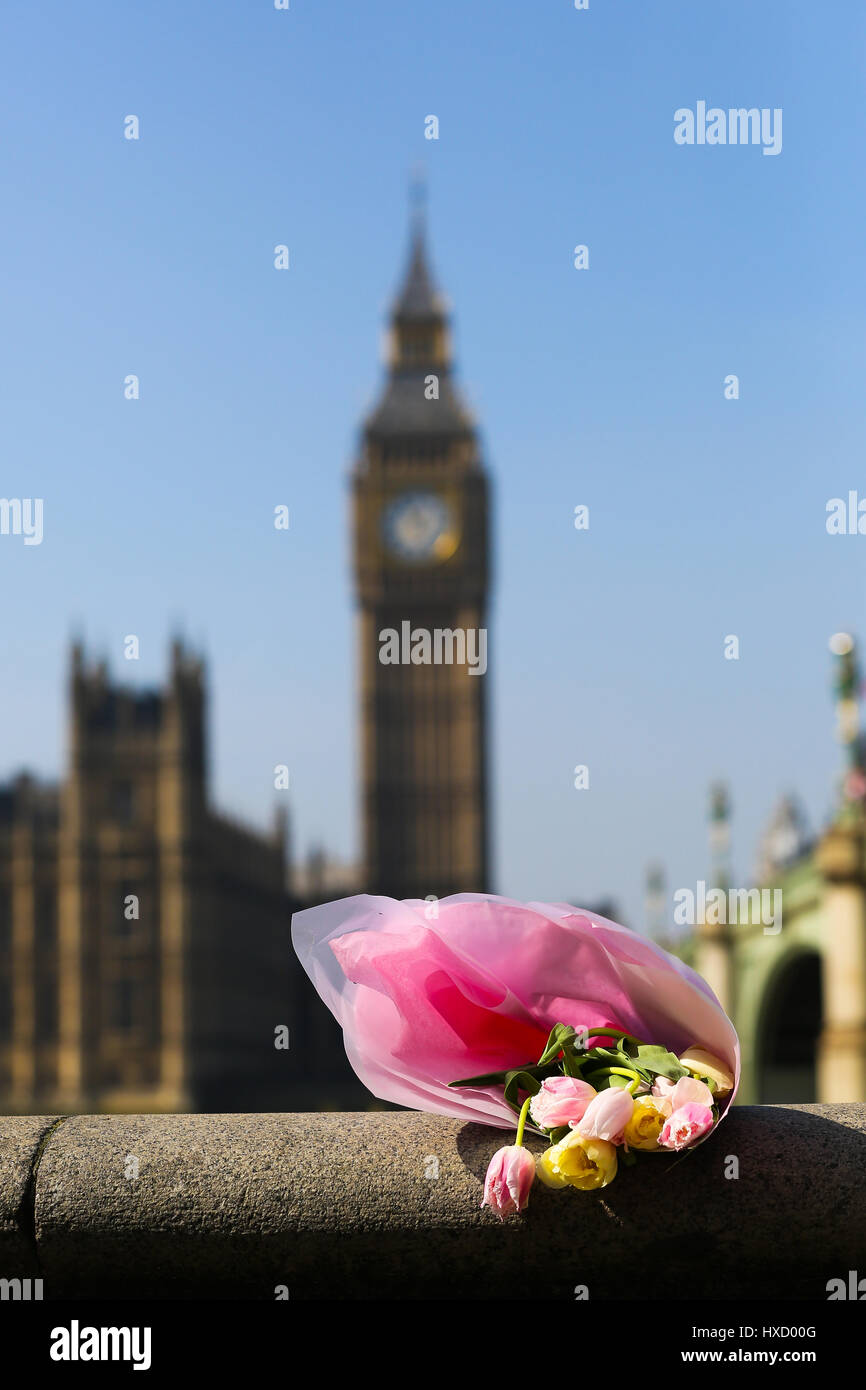 Westminster London, UK. 27. März 2017. Floral Tribute links auf Westminster Bridge in Erinnerung an die 22 März London Terror Angriff Opfer. Bildnachweis: Dinendra Haria/Alamy Live-Nachrichten Stockfoto