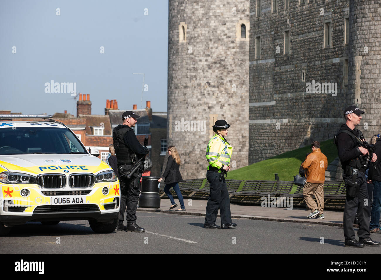 Windsor, UK. 27. März 2017. Ein Polizeifahrzeug bewaffnete Antwort erwartet die Changing Wachablösung in Windsor. Verstärkte Sicherheitsmaßnahmen sind rund um die Zeremonie nach der jüngsten Terroranschläge in Europa, darunter in Westminster letzte Woche. Bildnachweis: Mark Kerrison/Alamy Live-Nachrichten Stockfoto