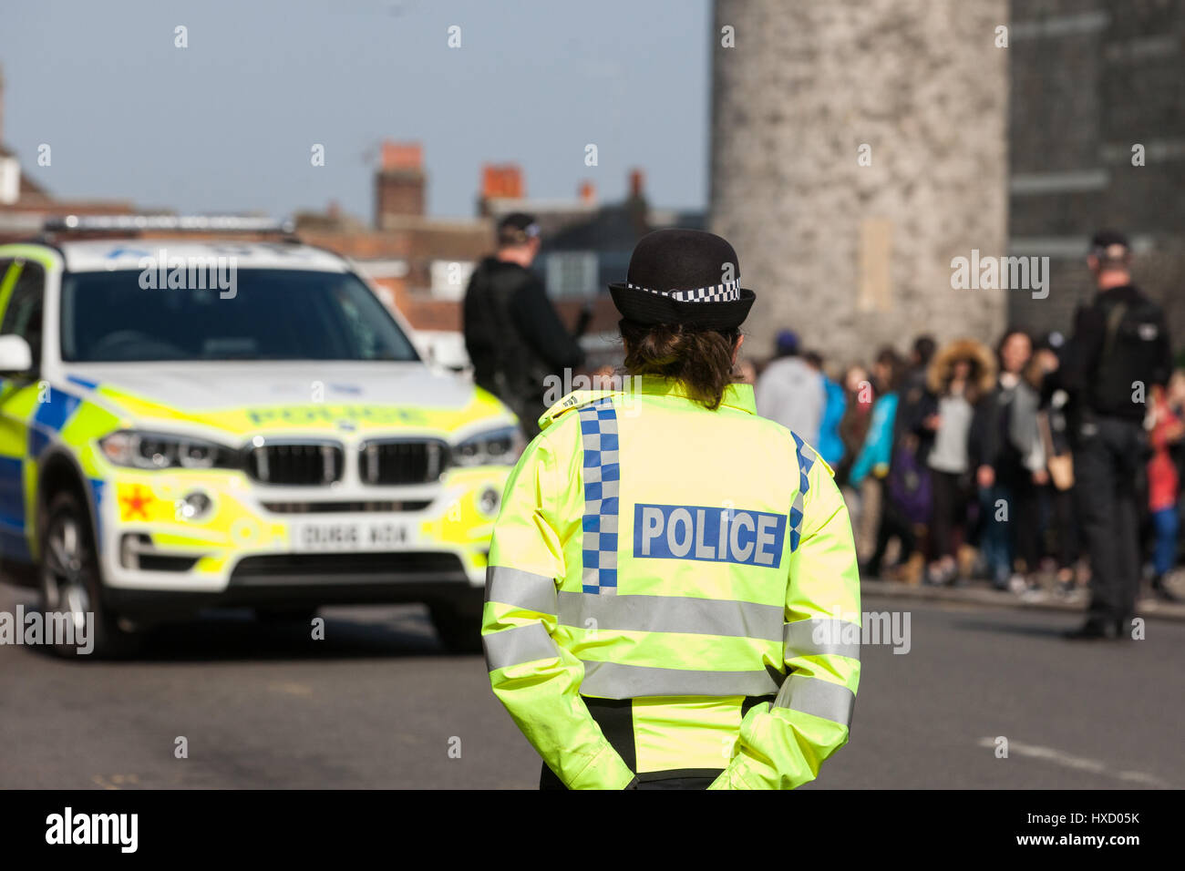 Windsor, UK. 27. März 2017. Ein Polizeifahrzeug bewaffnete Antwort erwartet die Changing Wachablösung in Windsor. Verstärkte Sicherheitsmaßnahmen sind rund um die Zeremonie nach der jüngsten Terroranschläge in Europa, darunter in Westminster letzte Woche. Bildnachweis: Mark Kerrison/Alamy Live-Nachrichten Stockfoto