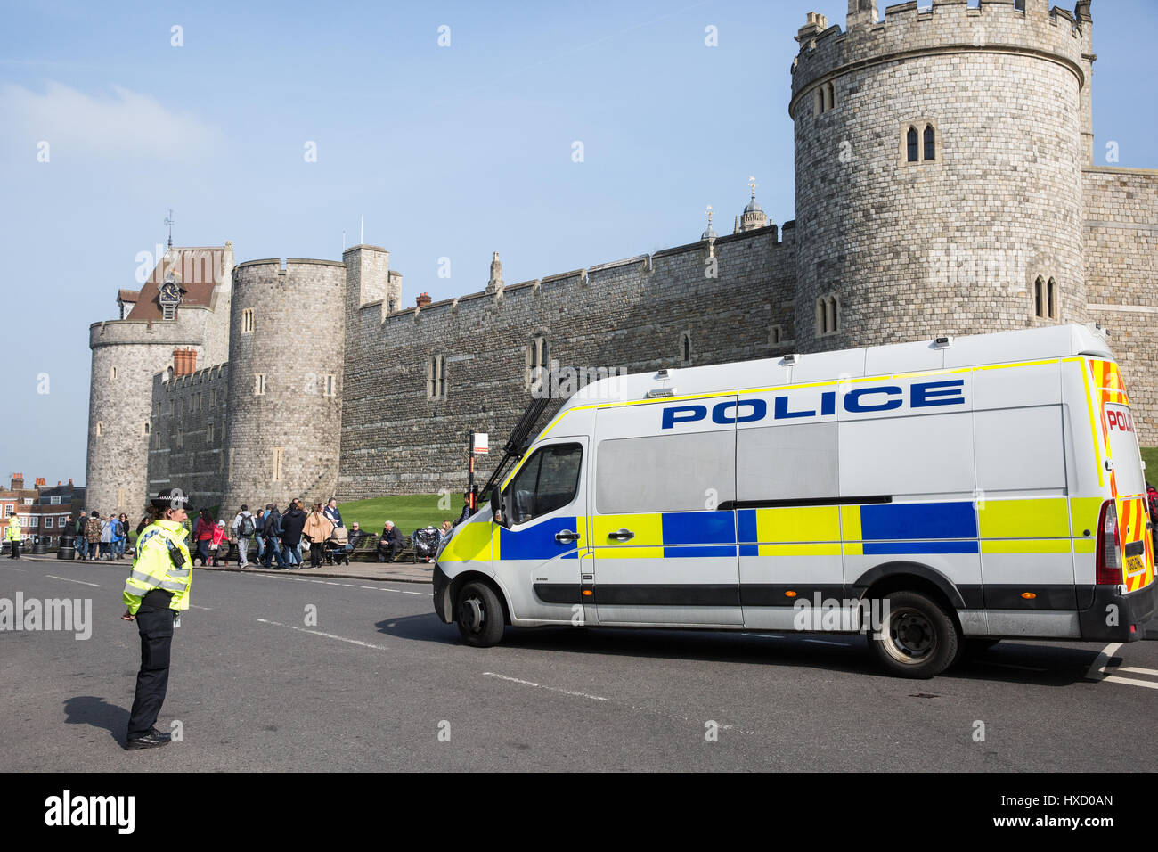 Windsor, UK. 27. März 2017. Verstärkte Sicherheitsmaßnahmen sind rund um die Changing Wachablösung nach jüngsten Terroranschläge in Europa, darunter in Westminster letzte Woche. Bildnachweis: Mark Kerrison/Alamy Live-Nachrichten Stockfoto