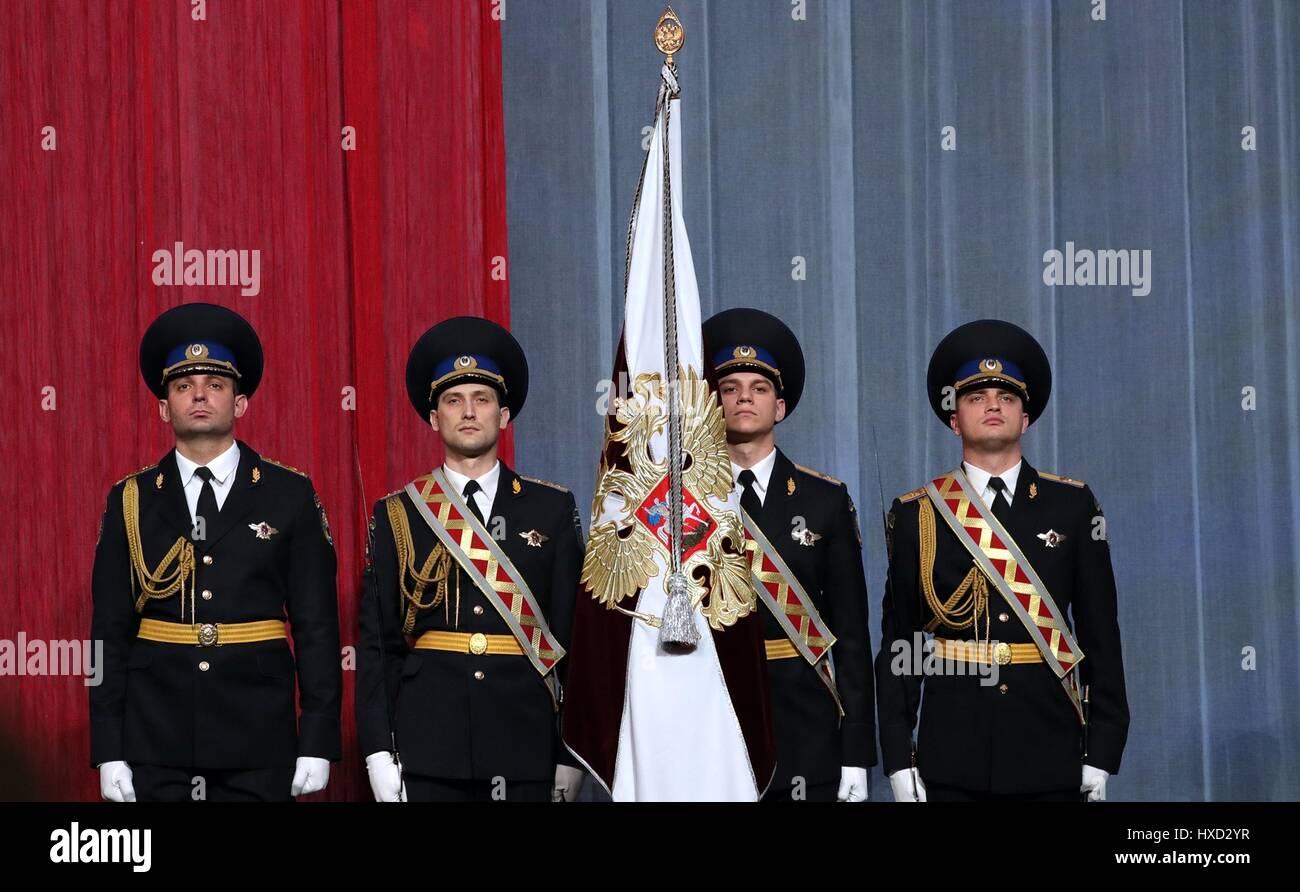 Russische Nationalgarde Soldaten stehen mit der Flagge während der Nationalgarde Tag Gala-Abend im Kreml 27. März 2017 in Moskau, Russland. Dies ist die erste Feier für die Wache, die von Putin im Jahr 2017 zur Bekämpfung von Terrorismus und organisierter Kriminalität erstellt wurde. Stockfoto