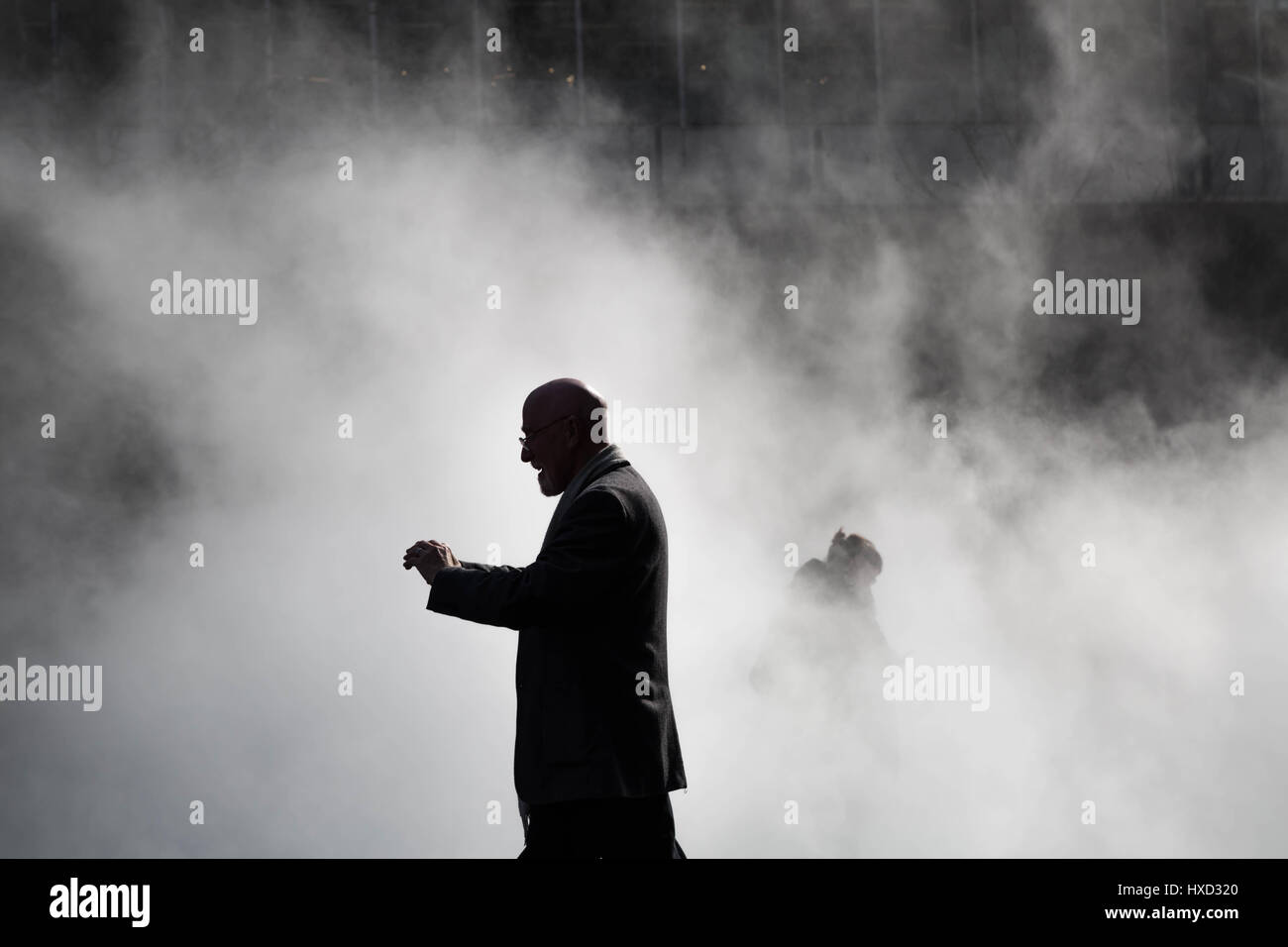 London, UK. 27. März 2017. UK-Wetter: Londoner abzukühlen und die warme Nachmittagssonne genießen, während Fujiko Nakayas Nebel Skulptur außerhalb Tate Modern Schalter Haus erleben. Bildnachweis: Guy Corbishley/Alamy Live-Nachrichten. Stockfoto