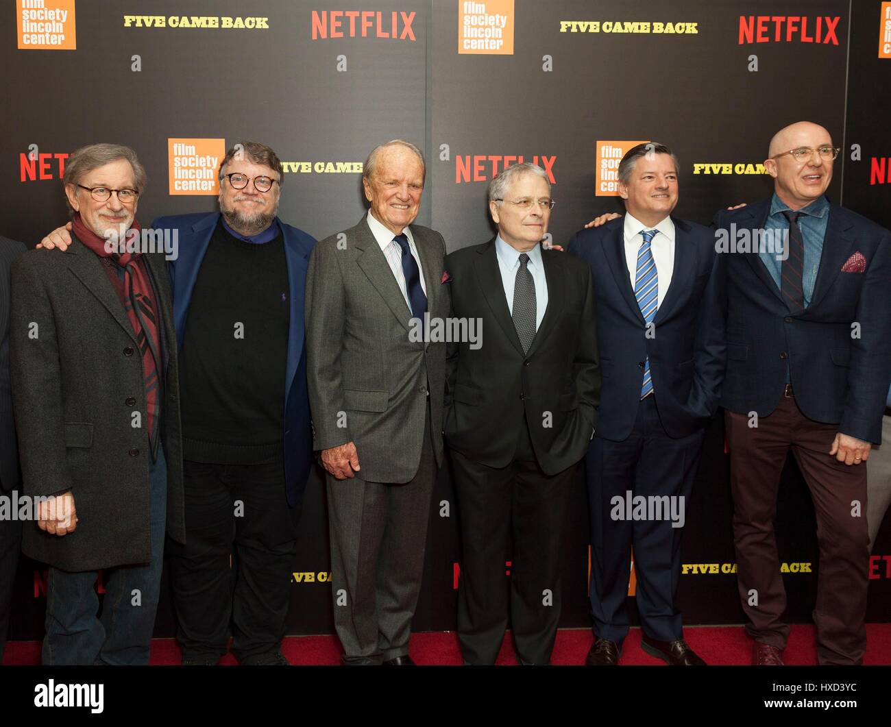 New York, NY, USA. 27. März 2017. Steven Spielberg, Guillermo del Toro, George Stevens Jr., Lawrence Kasdan, Ted Sarandos, Laurent Bouzereau im Ankunftsbereich für fünf CAME BACK Premiere auf Netflix, Alice Tully Hall im Lincoln Center, New York, NY 27. März 2017. Bildnachweis: Lev Radin/Everett Collection/Alamy Live-Nachrichten Stockfoto