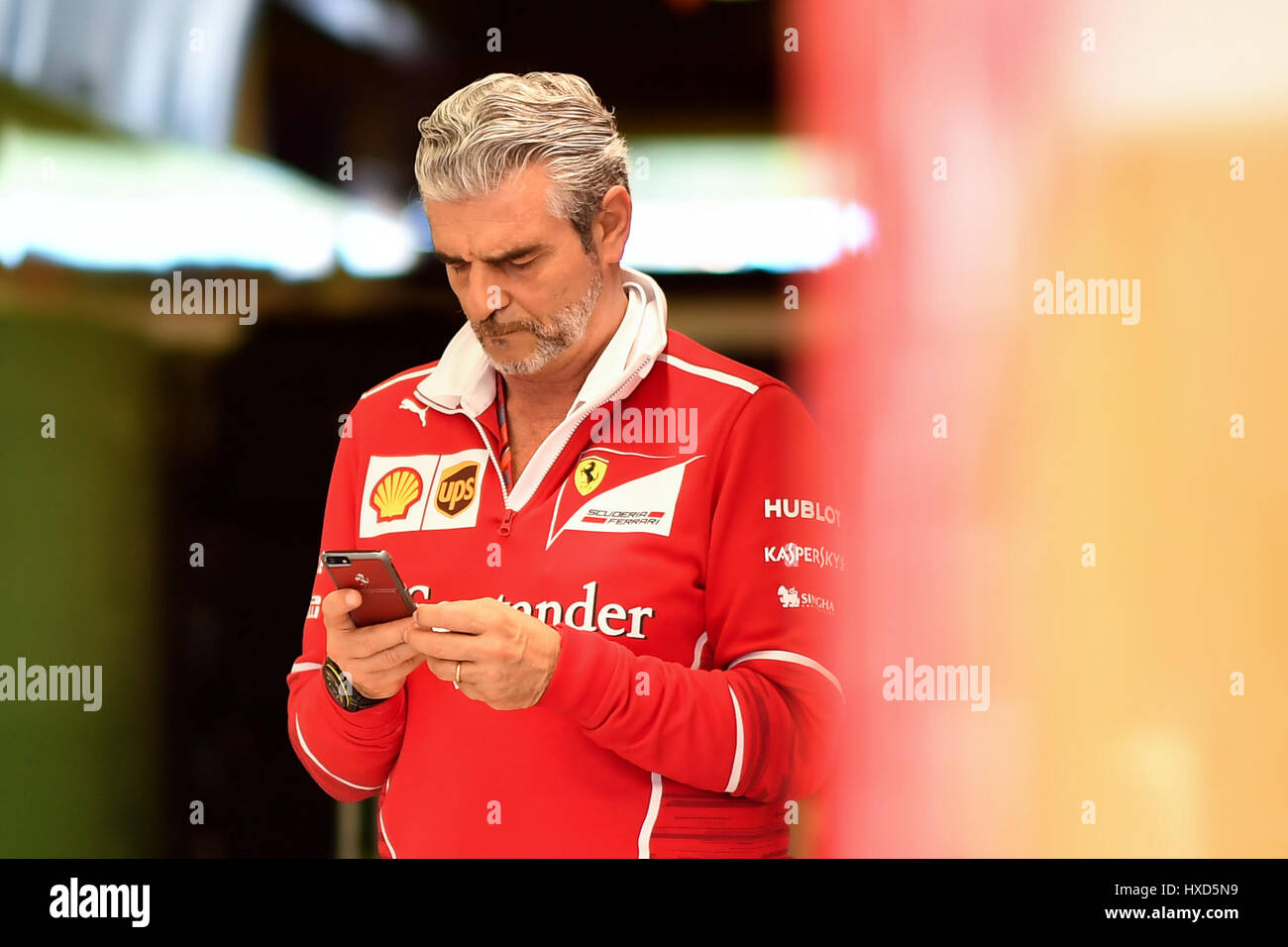 Albert Park, Melbourne, Australien. 26. März 2017. Maurizio Arrivabene Teamchef der Scuderia Ferrari Team befasst sich mit seinem Handy in den Gruben an der 2017 Australian Formula One Grand Prix im Albert Park in Melbourne, Australien. Sydney Low/Cal Sport Media/Alamy Live-Nachrichten Stockfoto