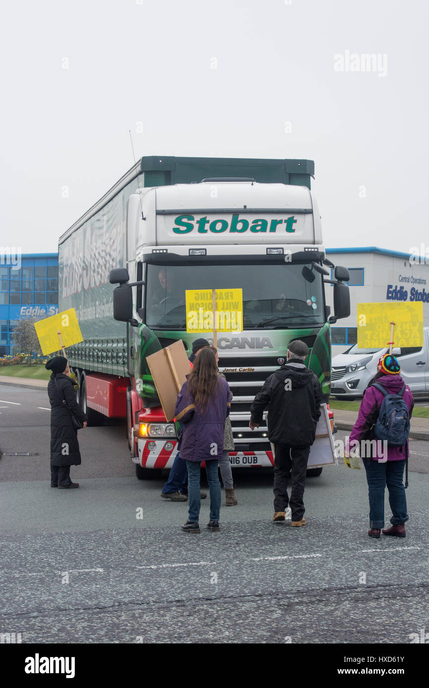 Appleton Thorn, Warrington, UK. 28. März 2017. Umweltaktivisten, besorgt über die Schäden Fracking könnte um die Erde, Luft und Wasser-Versorgung, gezielte LKW-Riesen Eddie Stobarts Hauptsitz heute morgen tun. Stobart-LKW wurden für die umstrittene explorative Shale Gas Fracking Website derzeit im Bau in der Nähe von Blackpool gedenke unkonventionelle Gewinnung Gasgesellschaft Cuadrilla Fracking nach Schiefergas beobachtet. Die Demonstranten erklärte, dass Stobarts verfügt über einen positiven Beitrag zur Gesellschaft und Umwelt. Bildnachweis: Dave Ellison/Alamy Live-Nachrichten Stockfoto