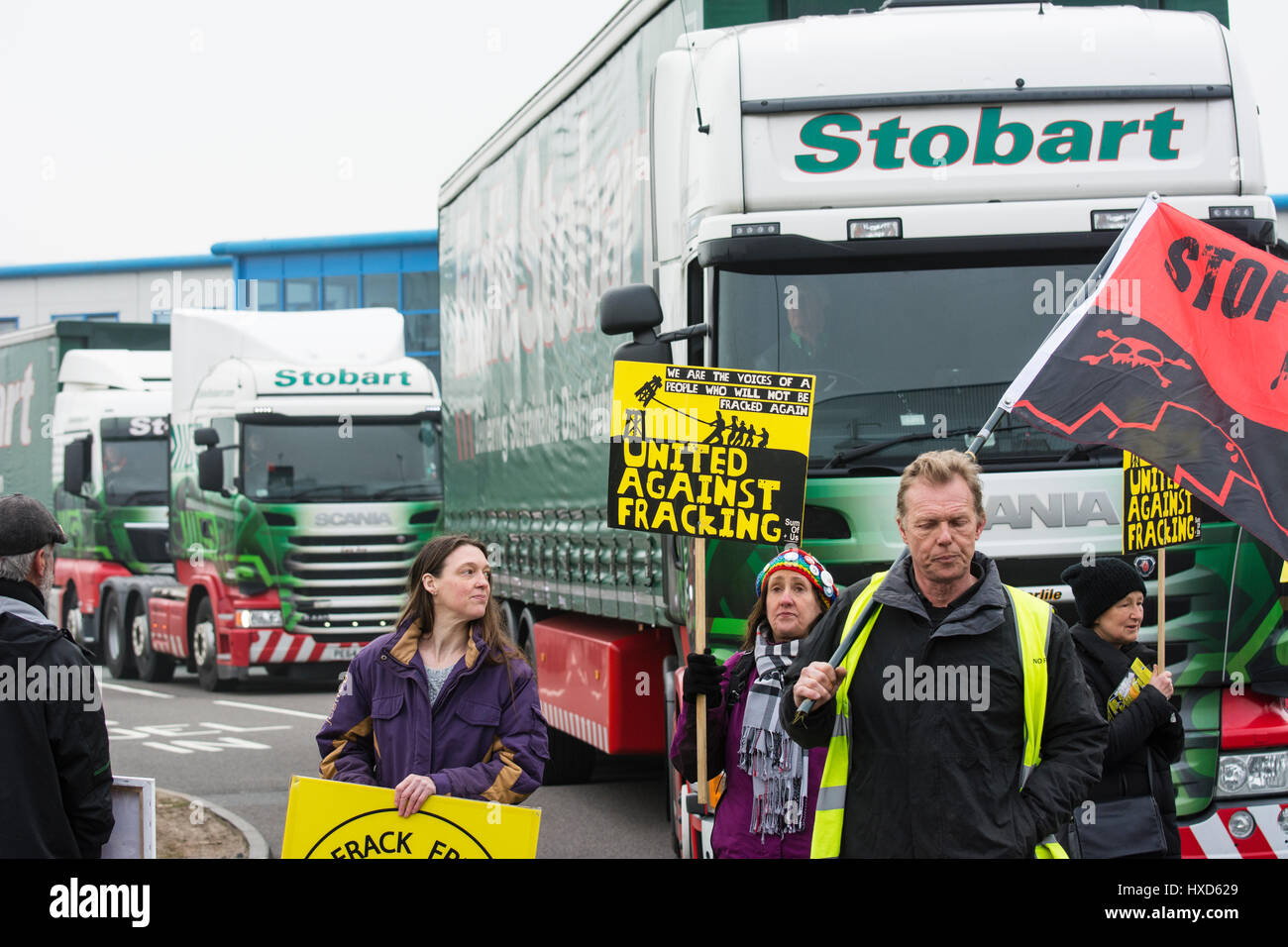 Appleton Thorn, Warrington, UK. 28. März 2017. Umweltaktivisten, besorgt über die Schäden Fracking könnte um die Erde, Luft und Wasser-Versorgung, gezielte LKW-Riesen Eddie Stobarts Hauptsitz heute morgen tun. Stobart-LKW wurden für die umstrittene explorative Shale Gas Fracking Website derzeit im Bau in der Nähe von Blackpool gedenke unkonventionelle Gewinnung Gasgesellschaft Cuadrilla Fracking nach Schiefergas beobachtet. Die Demonstranten erklärte, dass Stobarts verfügt über einen positiven Beitrag zur Gesellschaft und Umwelt. Bildnachweis: Dave Ellison/Alamy Live-Nachrichten Stockfoto