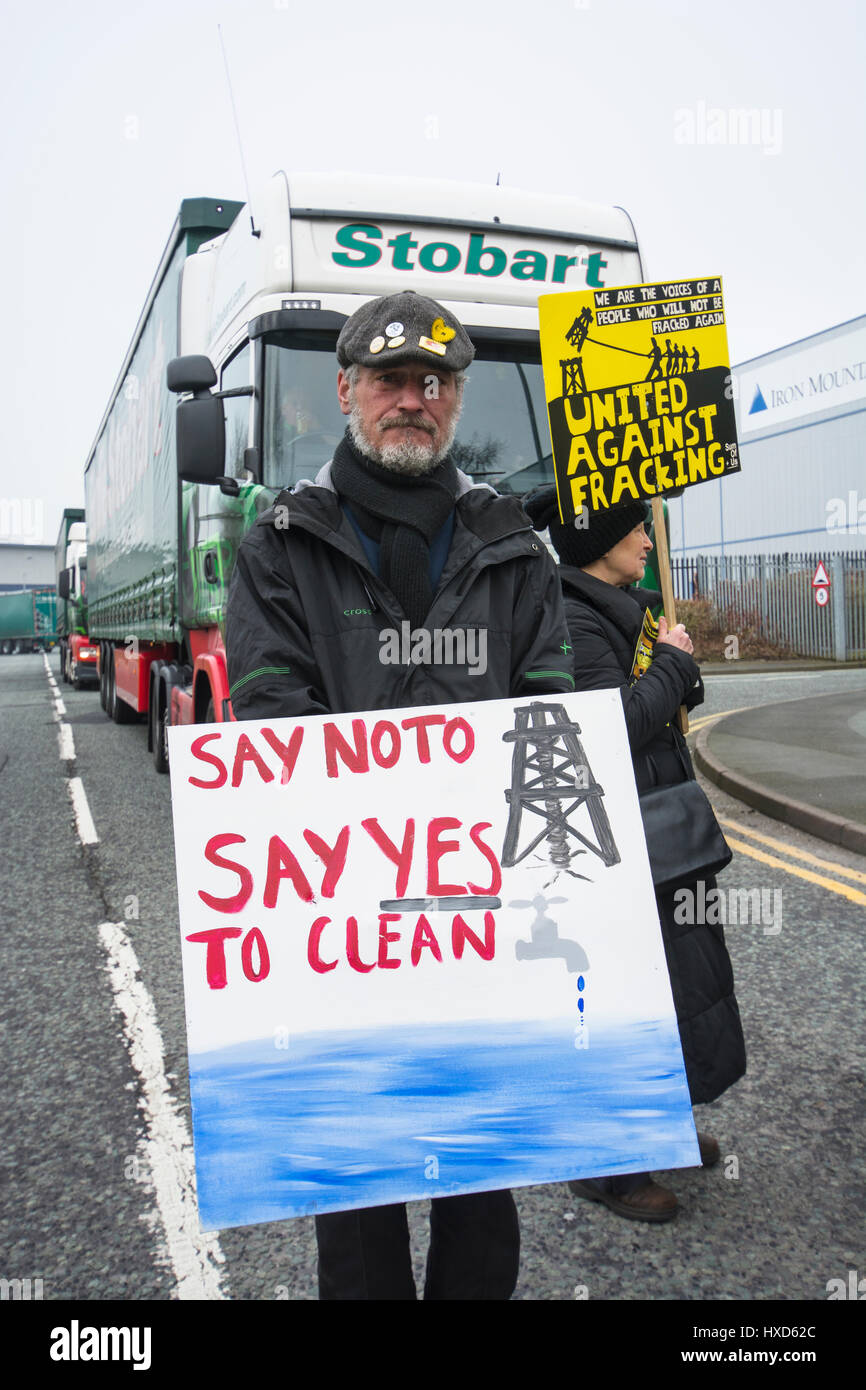 Appleton Thorn, Warrington. 28.. March2017: Umweltaktivisten, besorgt über die Schäden Fracking könnte um die Erde, Luft und Wasser-Versorgung, gezielte LKW-Riesen Eddie Stobarts Hauptsitz heute morgen tun. Stobart-LKW wurden für die umstrittene explorative Shale Gas Fracking Website derzeit im Bau in der Nähe von Blackpool gedenke unkonventionelle Gewinnung Gasgesellschaft Cuadrilla Fracking nach Schiefergas beobachtet. Die Demonstranten erklärte, dass Stobarts verfügt über einen positiven Beitrag zur Gesellschaft und Umwelt. Stockfoto