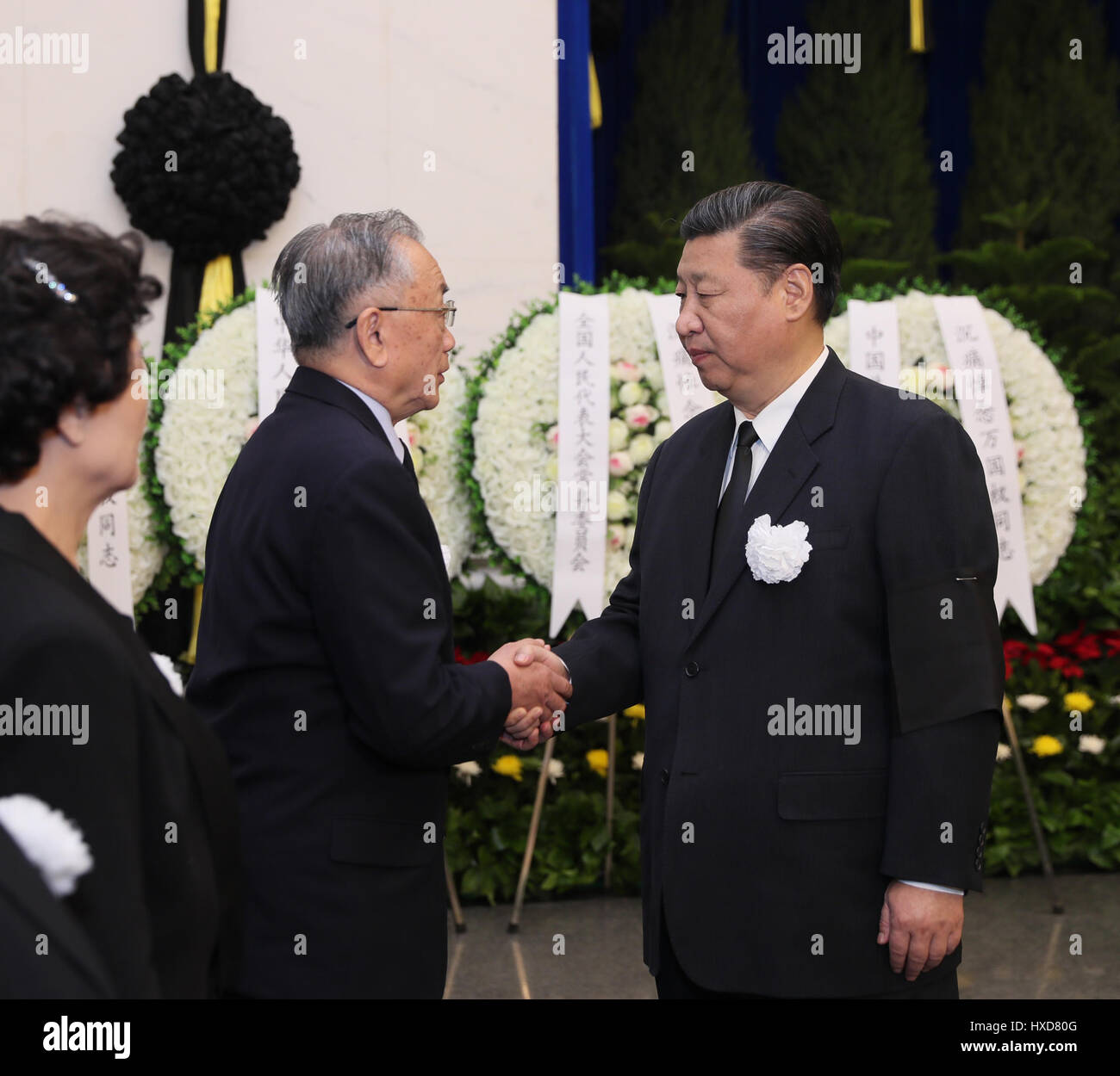 (170328)--Peking, 28. März 2017 (Xinhua)--Chinese President Xi Jinping (R) schüttelt die Hand mit einem Familienmitglied von Wan Guoquan, ehemaliger stellvertretender Vorsitzender des Nationalkomitees der politischen Konsultativkonferenz des chinesischen Volkes während Wan die Beerdigung auf dem Heldenfriedhof revolutionären Friedhof in Peking, Hauptstadt von China, 28. März 2017. Die Einäscherung von Wan Guoquan war Dienstag in Peking statt. Xi Jinping, Zhang Dejiang, Yu Zhengsheng, Liu Yunshan, Wang Qishan, Zhang Gaoli sowie Hu Jintao Beerdigung. (Xinhua/Ju Peng) (Zkr) Stockfoto