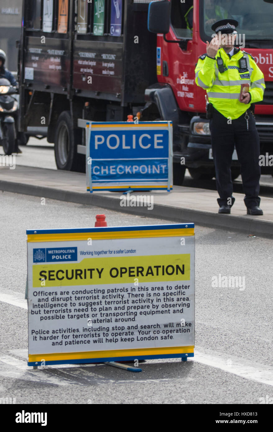 London, UK. 28. März 2017. Polizist bei Sicherheitskontrolle auf Waterloo Bridge als Hauptstadt sieht eine deutliche Zunahme der sichtbaren Polizei nach dem Westminster Bridge-Angriff am 22.. Bildnachweis: Paul Davey/Alamy Live-Nachrichten Stockfoto