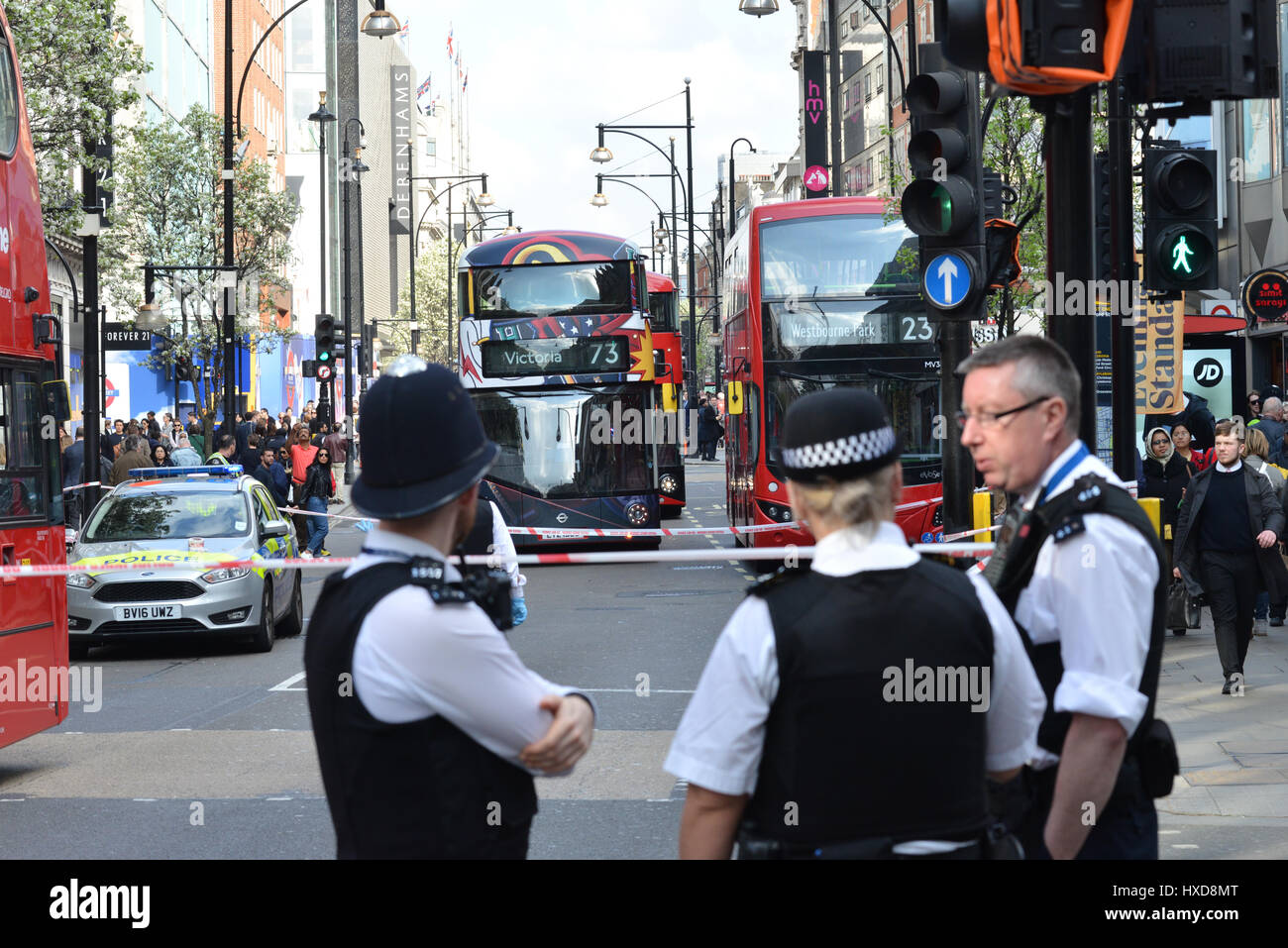 Oxford Street, London, UK. 28. März 2017. Busse zu Oxford Street nach einer Kollision zwischen einem Fußgänger und einem Bus füllen. Bildnachweis: Matthew Chattle/Alamy Live-Nachrichten Stockfoto