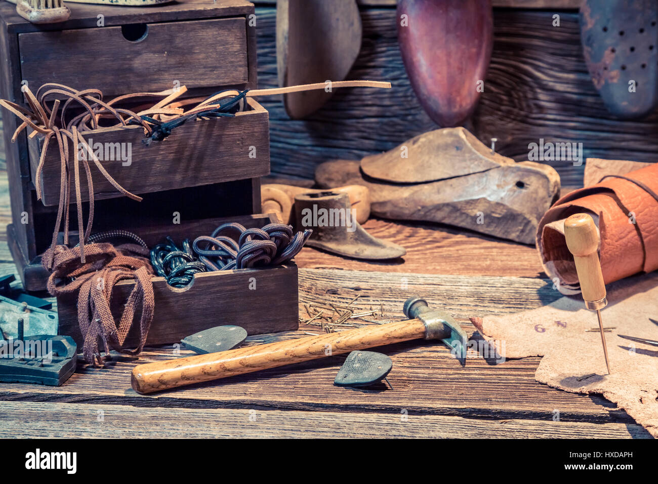 Schuhmacher-Werkstatt mit Pinsel und Schuhe Stockfoto