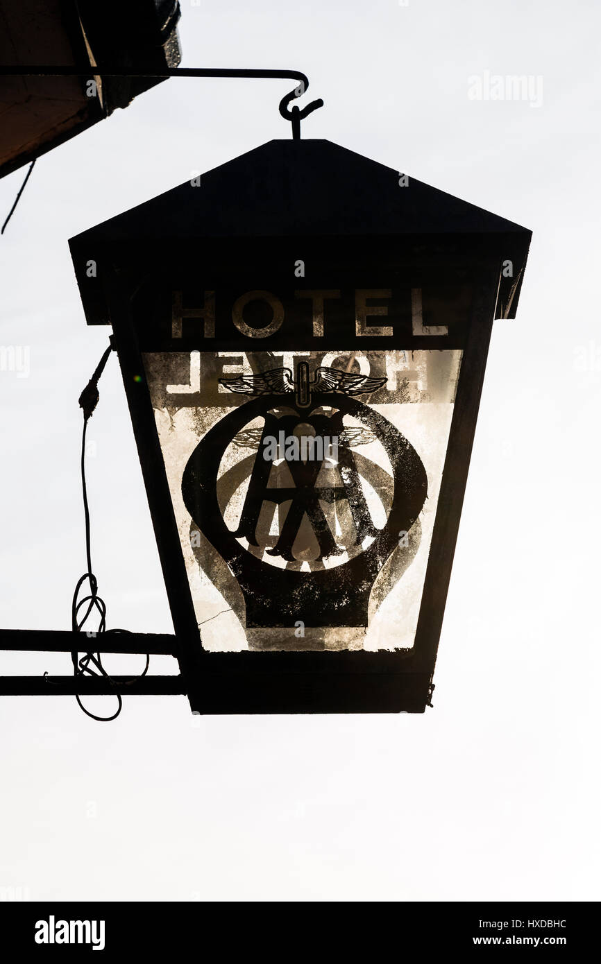 Einem Automobilclub beleuchtete Zeichen außerhalb der Royal Oak Pub Dunsford, Dartmoor Nationalpark Stockfoto