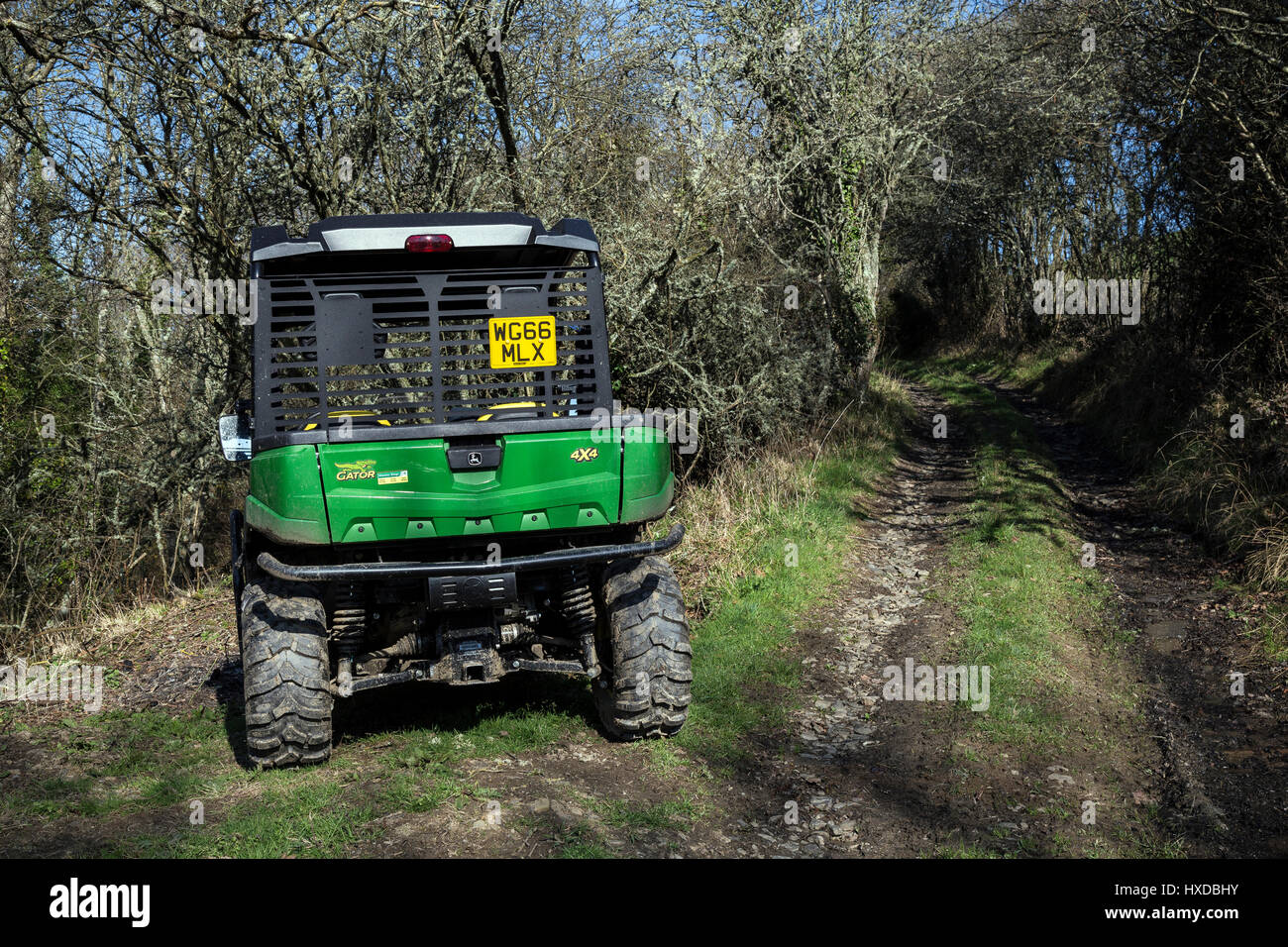 John Deere Gator sitzt vier Wheeler Nutzfahrzeug in Devon Weide in Dunsford, Teign Valley, Dartmoor Nationalpark, Morgen, schmal, schmale Land Stockfoto