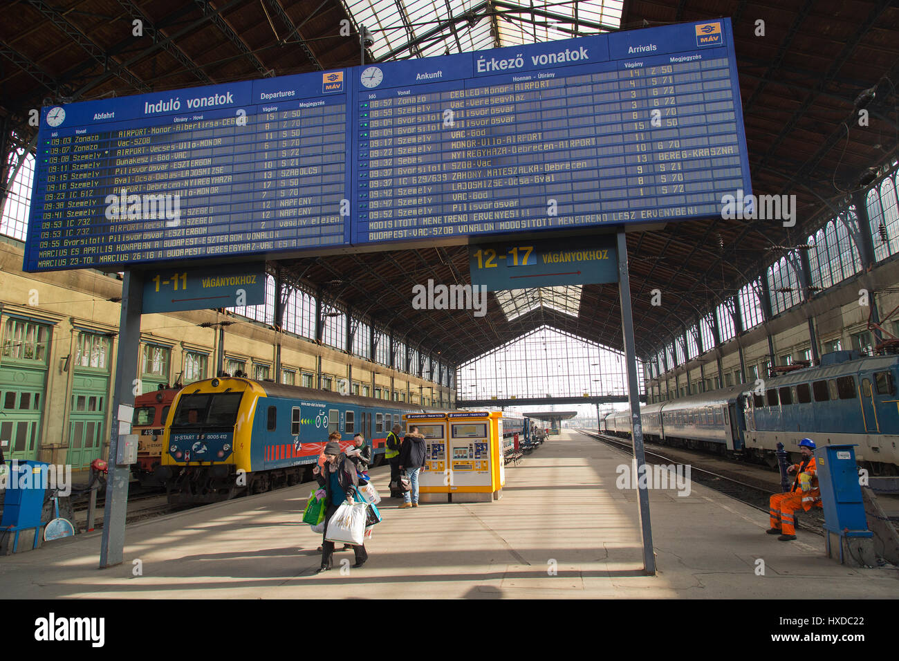 Ankunfts- und Abfahrtstafel in Budapest Bahnhof, Ungarn Stockfoto