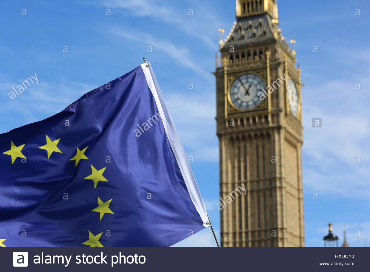 Die EU-Flagge, statt empor durch ein EU-Befürworter, fliegen vor Big Ben vier Tage vor Art. 50 durch den britischen Premierminister ausgelöst wird. Stockfoto