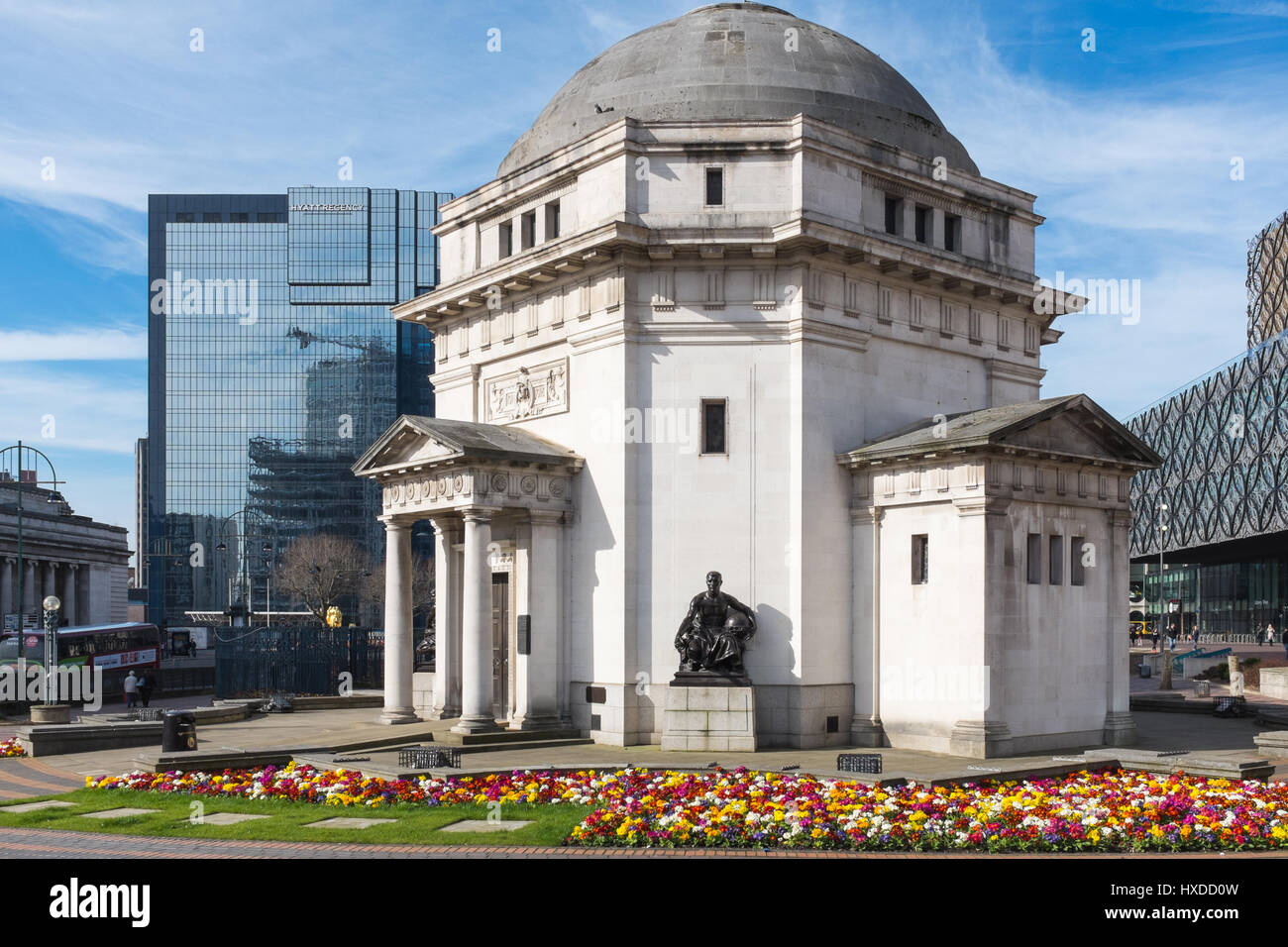 Mischung aus alten und neuen Gebäuden in Centenary Square, Birmingham, einschließlich der Library of Birmingham und Hall of Memory Stockfoto
