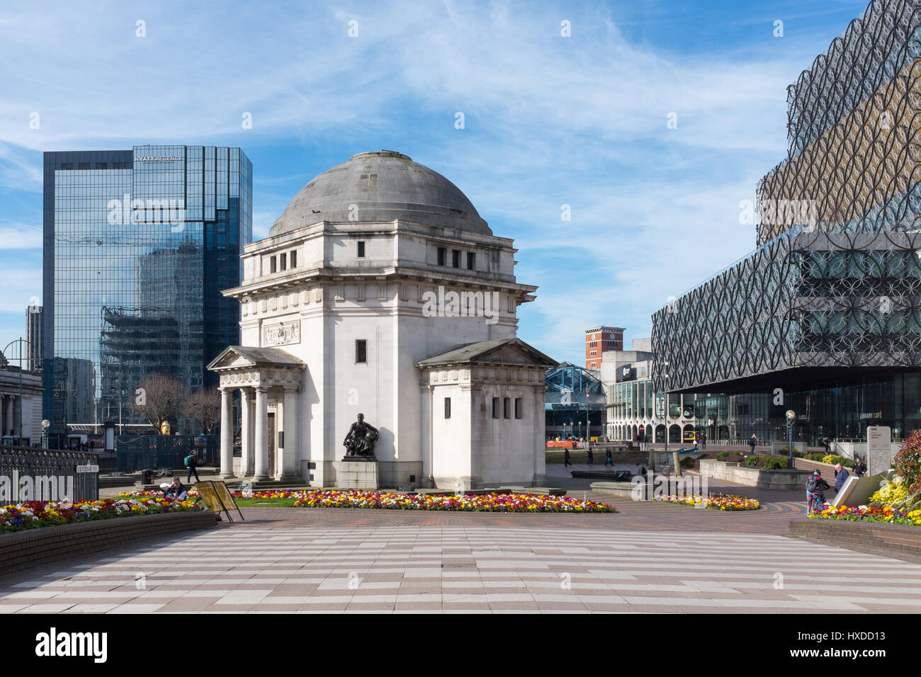 Mischung aus alten und neuen Gebäuden in Centenary Square, Birmingham, einschließlich der Library of Birmingham und Hall of Memory Stockfoto