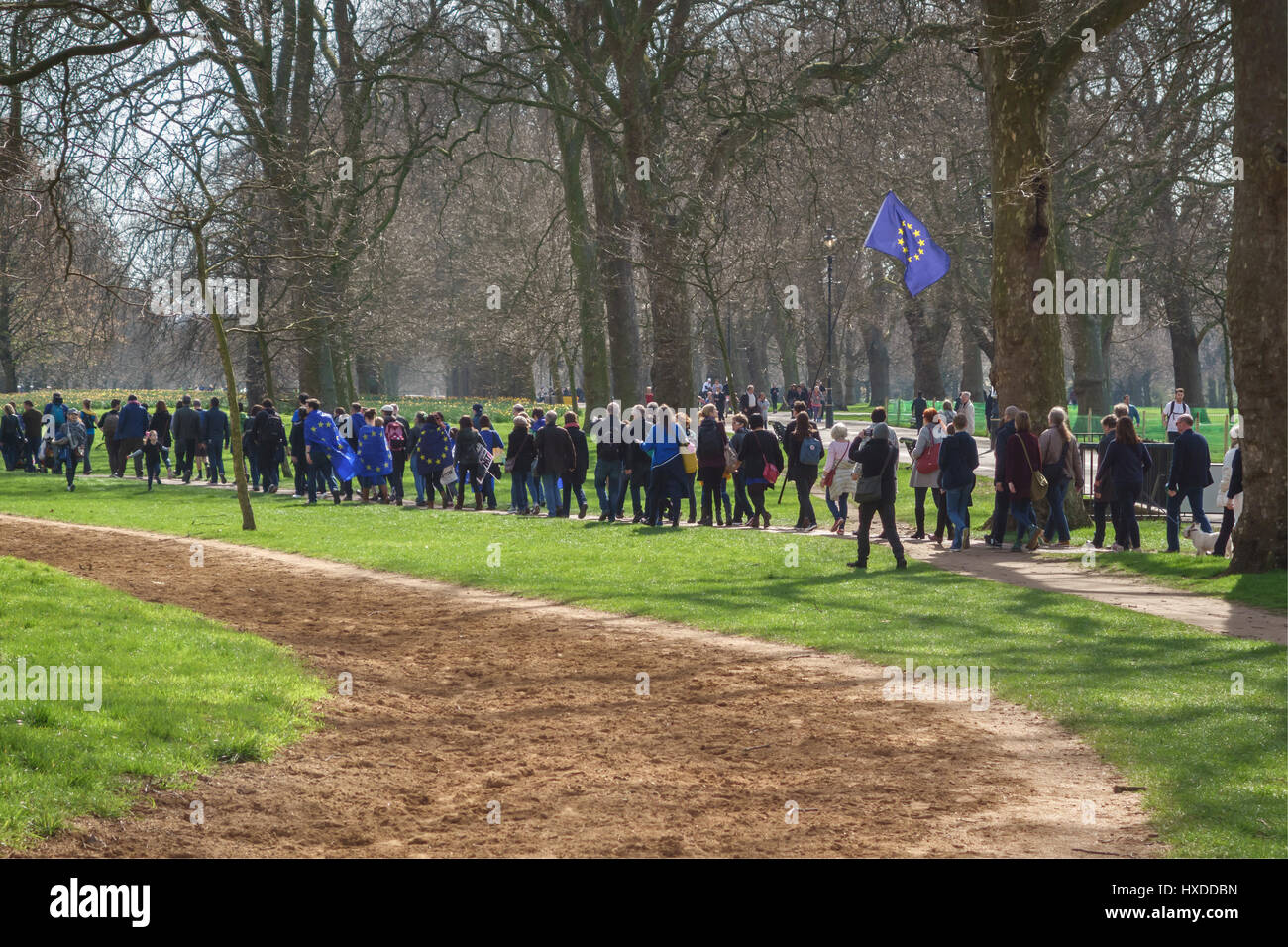 25. März 2017 - 100.000 Menschen marschieren in London gegen Austritt auf die EU 60. Jahrestag. Demonstranten über Hyde Park auf dem Weg zum start Stockfoto