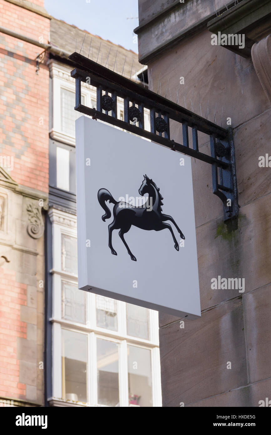 Lloyds Schild mit seinen vertrauten springenden schwarzen Pferd Logo außen ein High-Street-Zweig Stockfoto