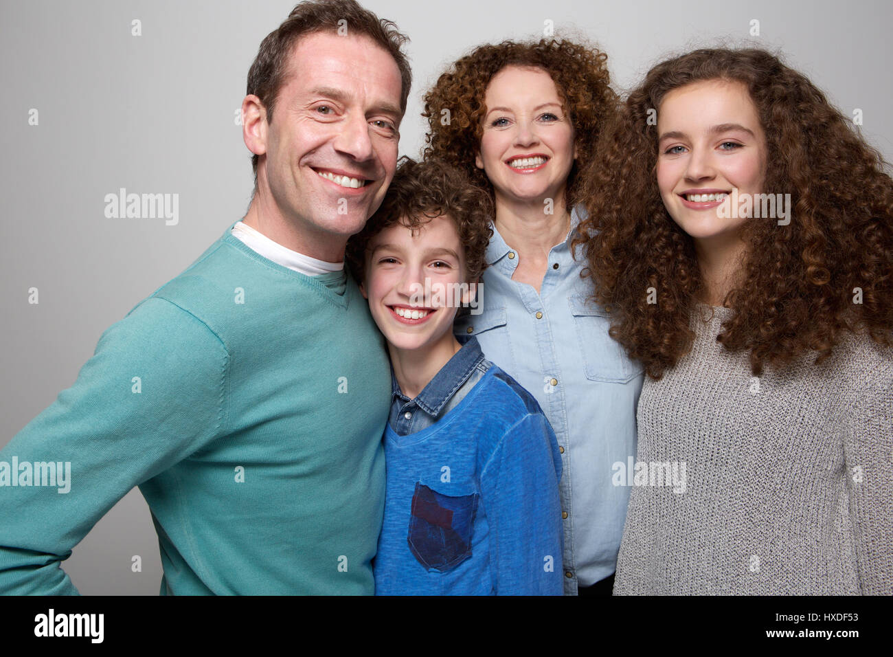 Porträt einer glücklichen Familie mit Sohn und Tochter lächelnd zusammen Stockfoto