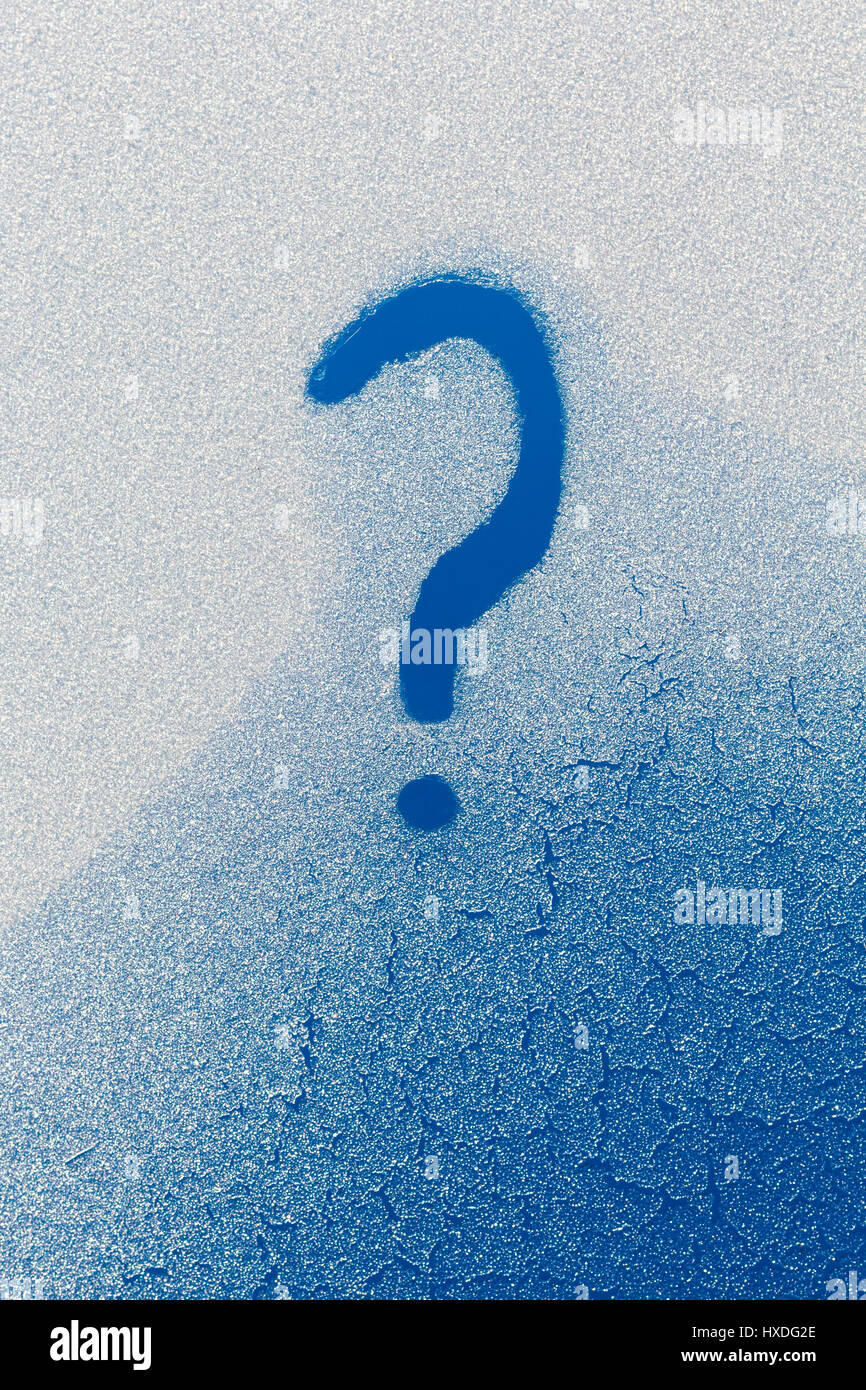 Fragezeichen, geschrieben in einem gefrorenen Glas gegen blauen Himmel Stockfoto