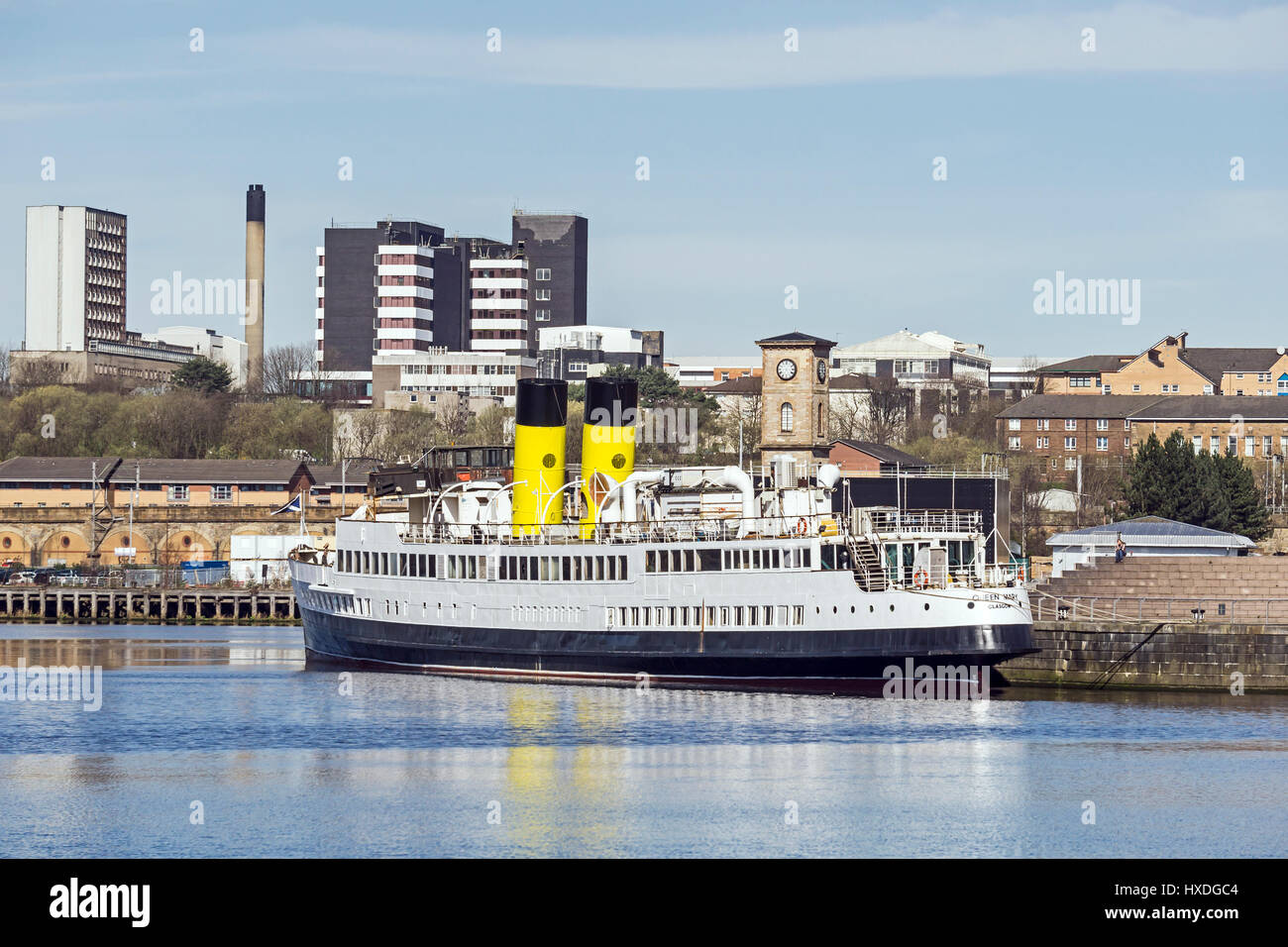 Turbo-Dampfer TS Königin Mary festgemacht in ihrem temporären Liegeplatz am Princes Dock Becken neben dem Science Centre in Glasgow Schottland Stockfoto